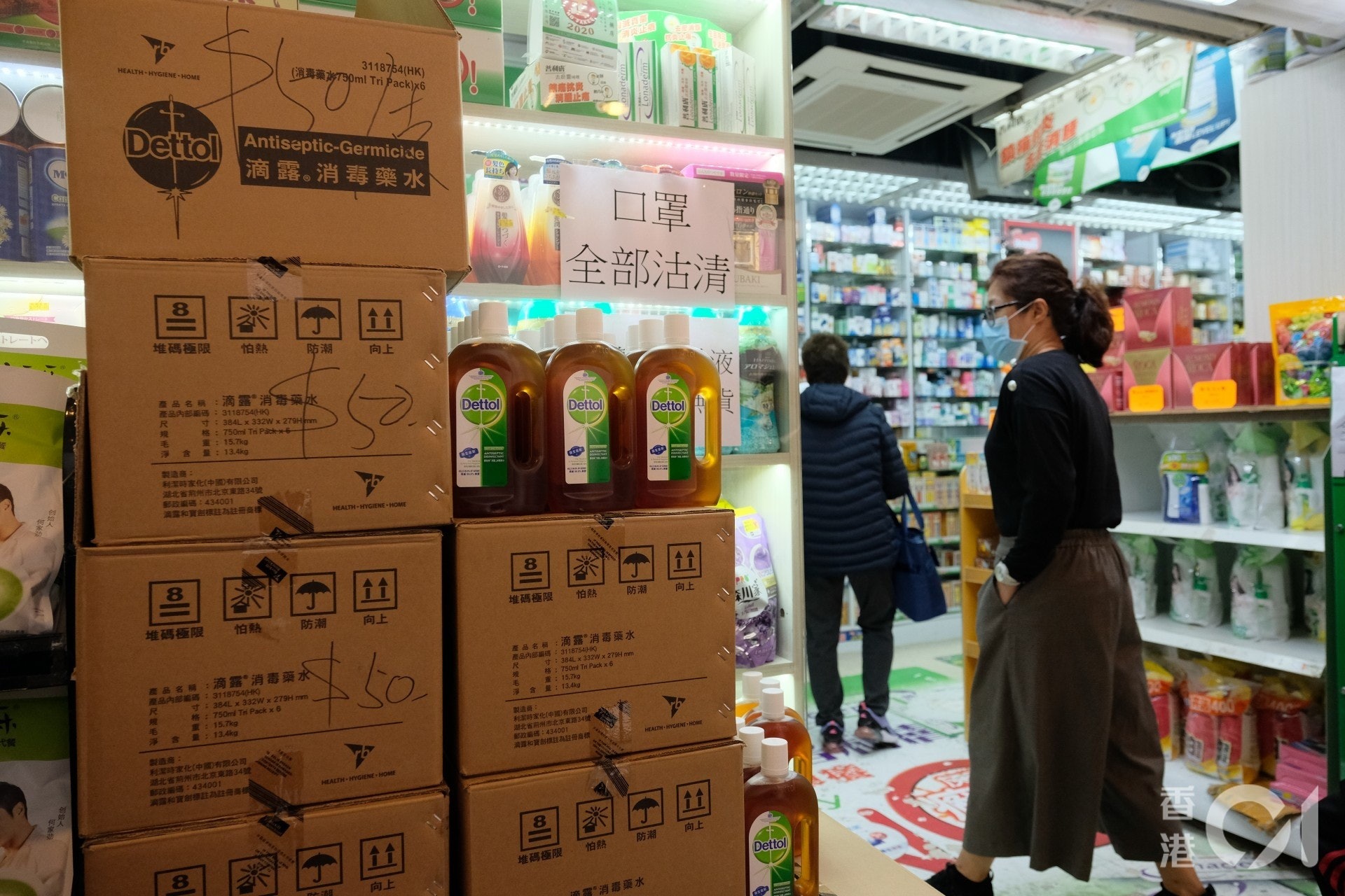 市面「一罩難求」,有僱主抱怨外傭口罩用量快得不尋常,質疑她拿口罩與人分享。(資料圖片) 市面「一罩難求」,有僱主抱怨外傭口罩用量快得不尋常,質疑她拿口罩與人分享。(資料圖片)