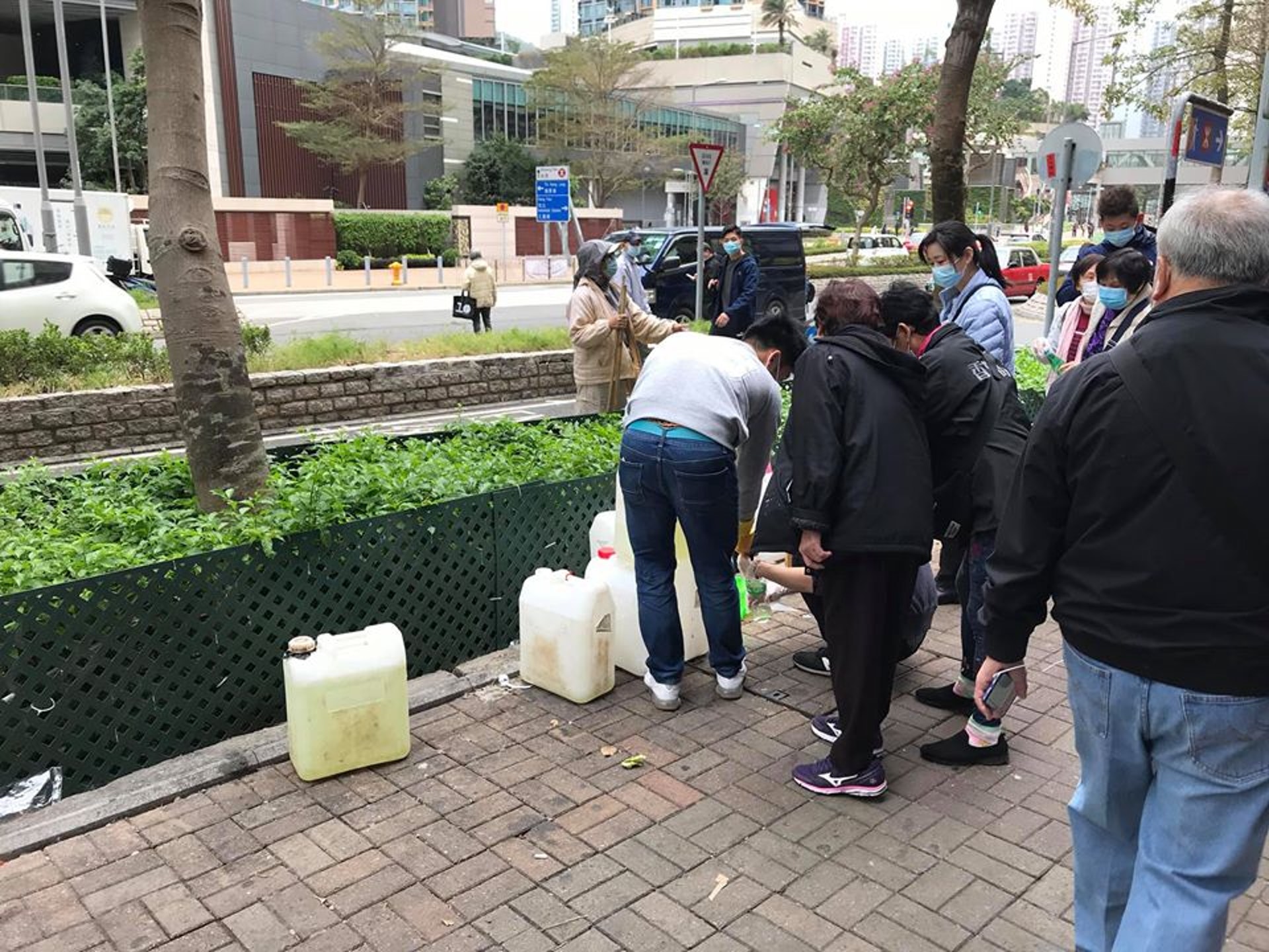 有藥房今早擺出漂白水,讓市民自備容器取用。(fb「將軍澳主場」圖片) 有藥房今早擺出漂白水,讓市民自備容器取用。(fb「將軍澳主場」圖片)