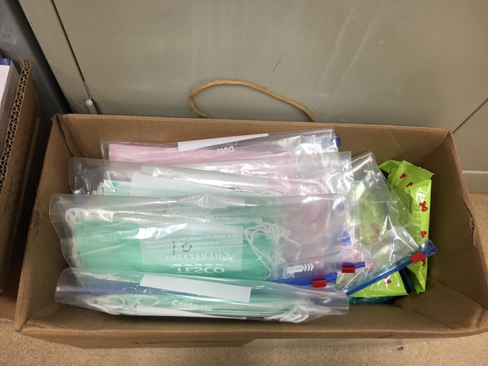 協進會早前接獲有心人捐贈口罩，職員再自行分成5個一包。 (受訪者提供圖片)