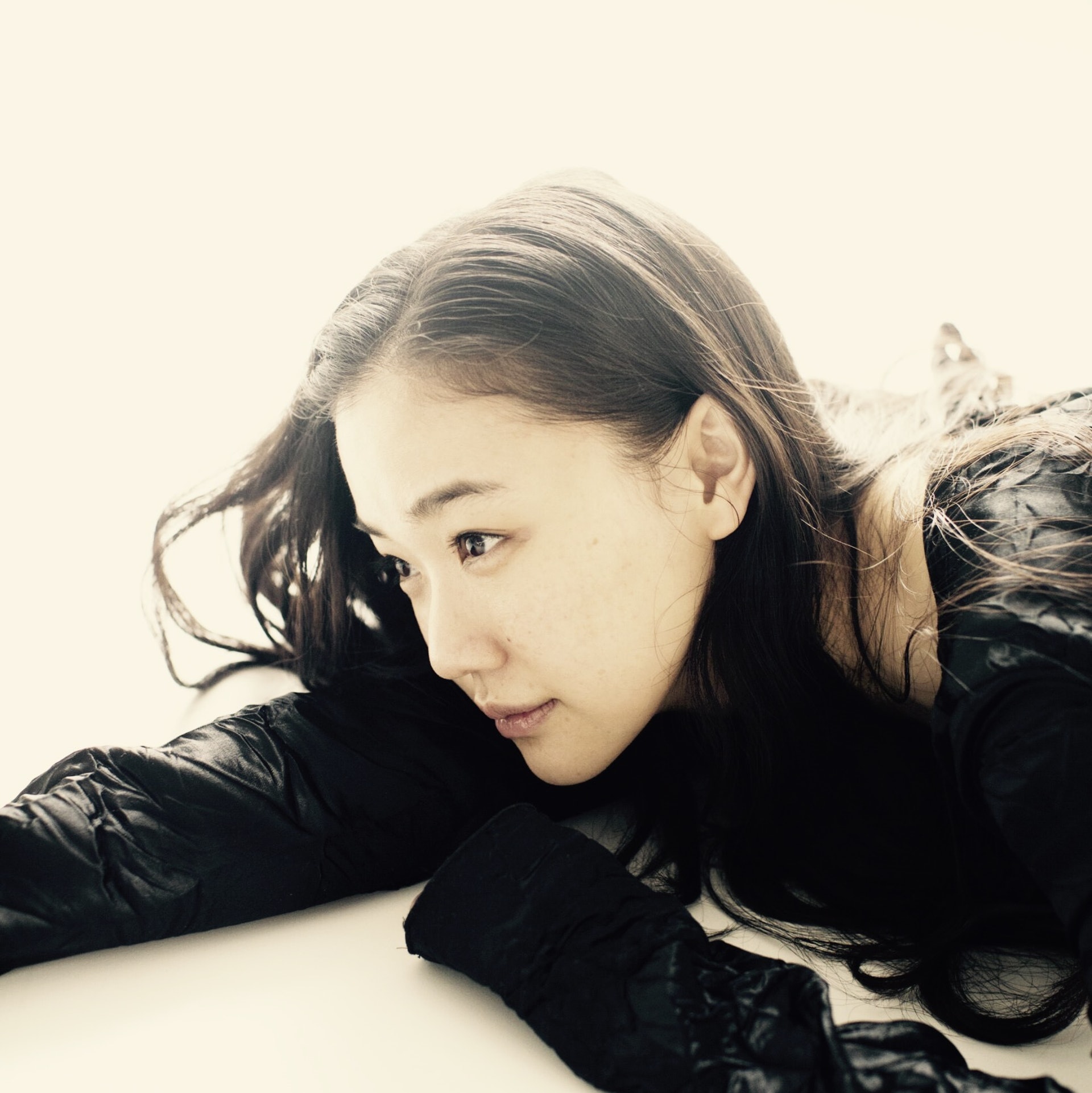 在日本有「國民女優」之稱的蒼井優在上年6月初的時間突然在網上宣布已與日本搞笑藝人山里亮太註冊結婚,消息一出令所有支持他的男粉絲傷心不已,也難以相信在日本被譽為是「國寶級女演員」為何身邊的那一個不是帥哥,而是一個奇貌不揚的諧星呢?(itoh-c_com) 在日本有「國民女優」之稱的蒼井優在上年6月初的時間突然在網上宣布已與日本搞笑藝人山里亮太註冊結婚,消息一出令所有支持他的男粉絲傷心不已,也難以相信在日本被譽為是「國寶級女演員」為何身邊的那一個不是帥哥,而是一個奇貌不揚的諧星呢?(itoh-c_com)