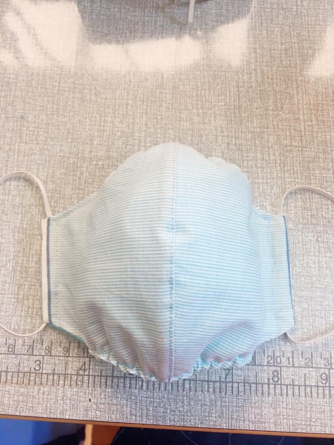 樓主表示自己最近用家中的布料自製3層式口罩，她指因為平常喜歡做衫，故嘗試用裁縫技術DIY布質口罩。（fb群組「將軍澳主場」圖片）