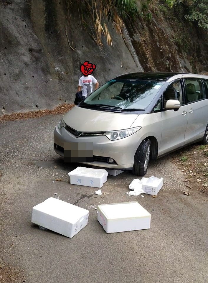 直擊放生事件的網民指,當天下午約2時半經過該處,見到一名男子駕車將一個個發泡膠箱運到現場。(網民Sam Ho提供圖片) 直擊放生事件的網民指,當天下午約2時半經過該處,見到一名男子駕車將一個個發泡膠箱運到現場。(網民Sam Ho提供圖片)