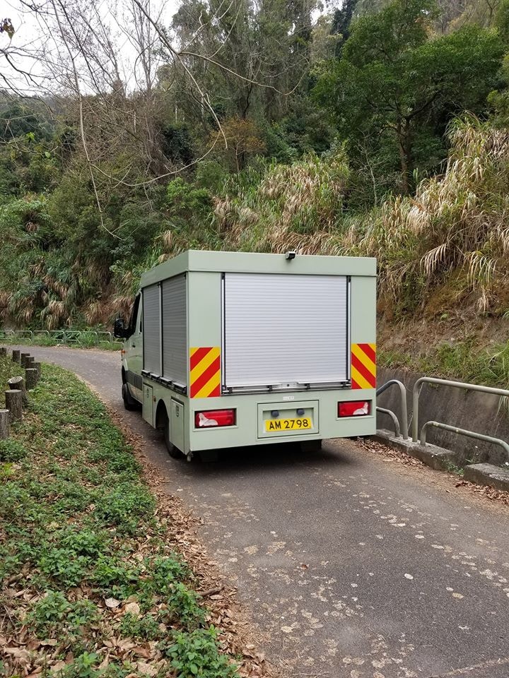 目擊放生事件的網民指,曾有漁護署職員到場了解事件。(網民Sam Ho提供圖片) 目擊放生事件的網民指,曾有漁護署職員到場了解事件。(網民Sam Ho提供圖片)