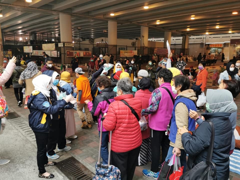 有印尼組織日前派發口罩，除了派給印尼人，也派給香港長者，引來市民排隊。（Erry_Maolani FB圖片）