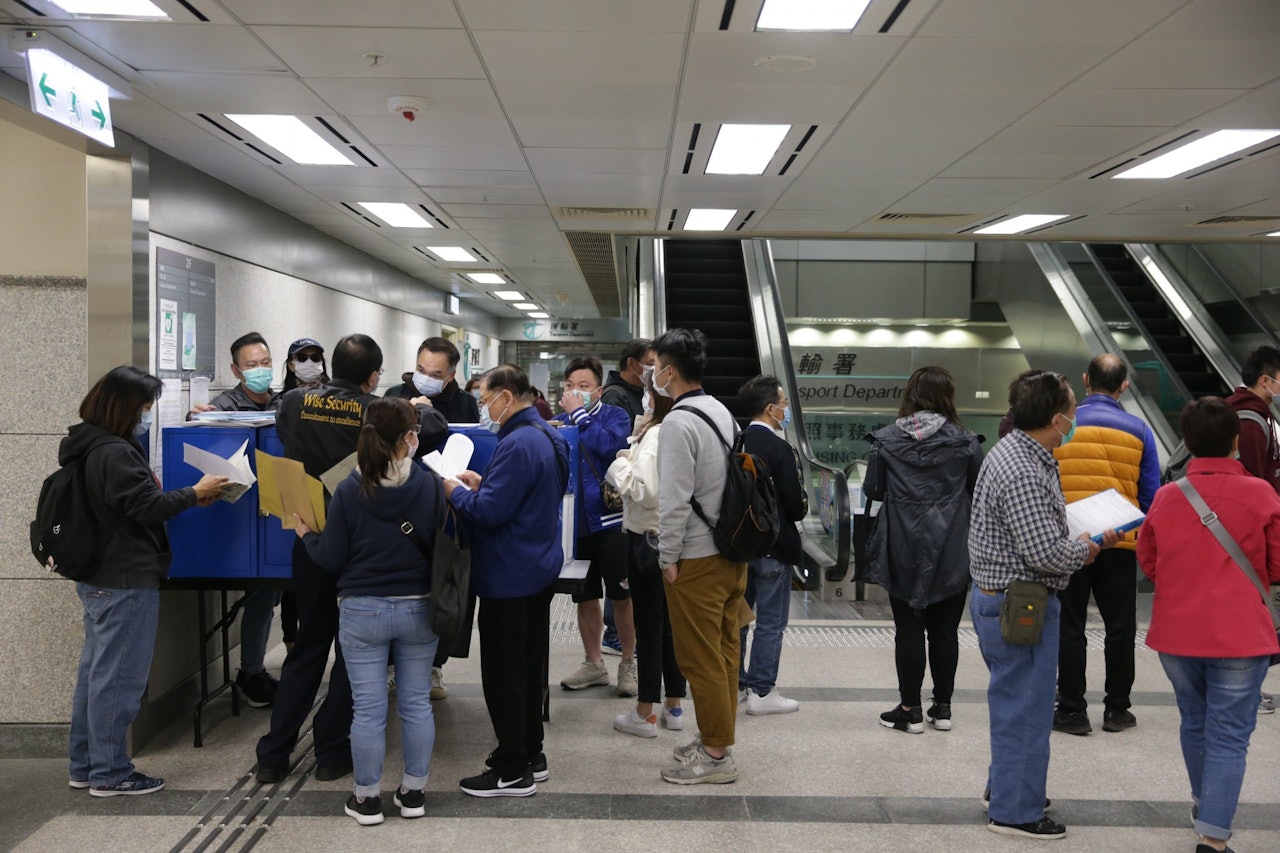 因應武漢肺炎疫情,運輸署金鐘、長沙灣、觀塘及沙田的牌照事務處暫停即時申請的櫃位服務,急需續牌的司機心急如焚,到牌照事務處遞表申請。(黃偉民攝) 因應武漢肺炎疫情,運輸署金鐘、長沙灣、觀塘及沙田的牌照事務處暫停即時申請的櫃位服務,急需續牌的司機心急如焚,到牌照事務處遞表申請。(黃偉民攝)