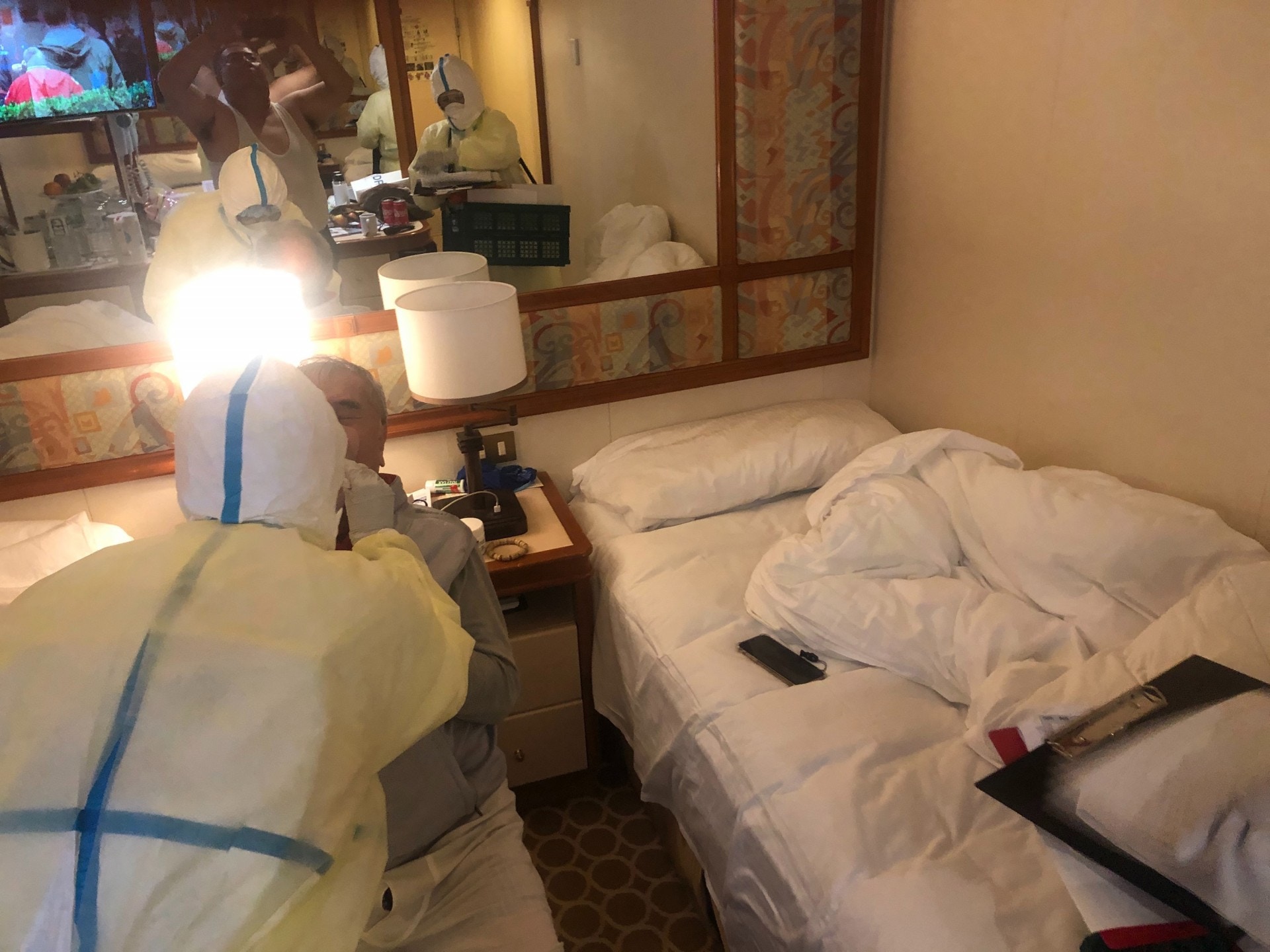 男事主說，當他手指著床單上那一團由父親咳出的血跡給檢疫人員看時，「可能他們不懂我說的英文，所以沒有太在意。」（中央社）