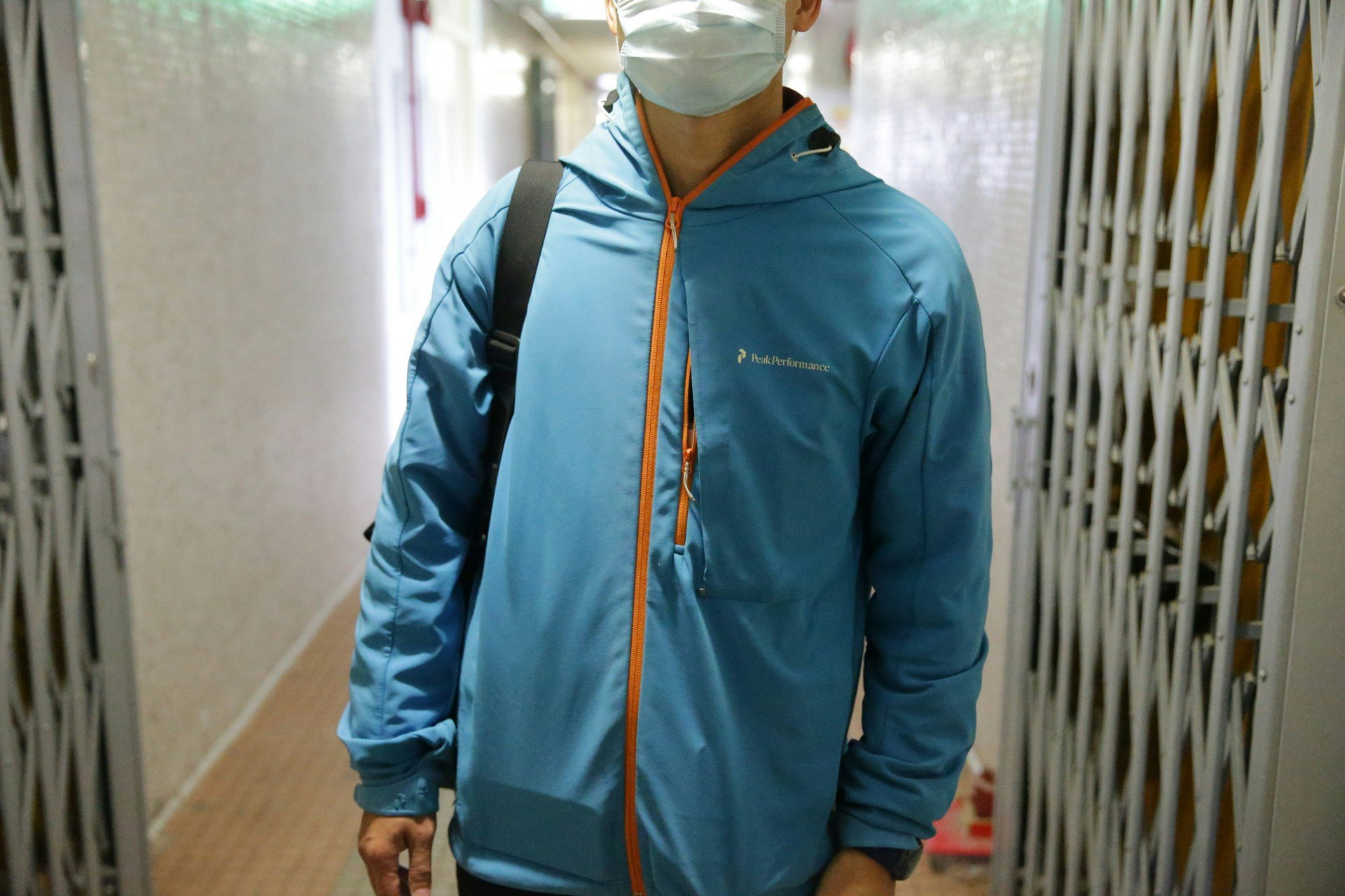 【長康邨康美樓】孝子陪長康邨80歲老父入營,憂下周轉涼禦寒物品不足。(香港01記者攝) 【長康邨康美樓】孝子陪長康邨80歲老父入營,憂下周轉涼禦寒物品不足。(香港01記者攝)