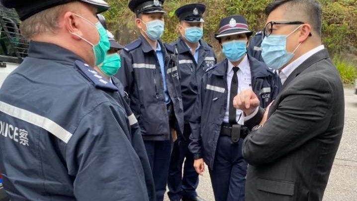 【武漢肺炎】警隊一哥鄧炳強隔離營探班 關心警員防護裝備問題 【武漢肺炎】警隊一哥鄧炳強隔離營探班 關心警員防護裝備問題