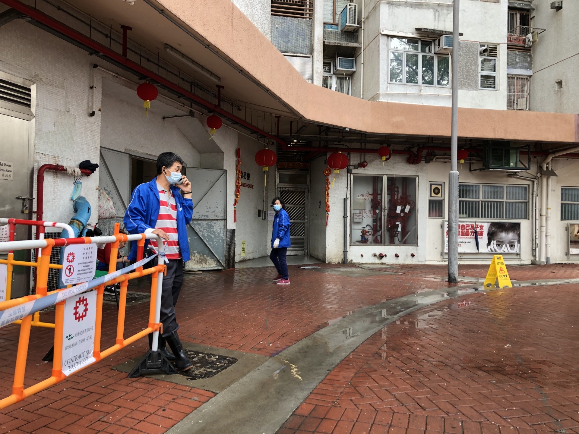 至今早仍有07室的住戶未離開大廈，有數名清潔工清洗地下及大堂。(鄧詠中攝)