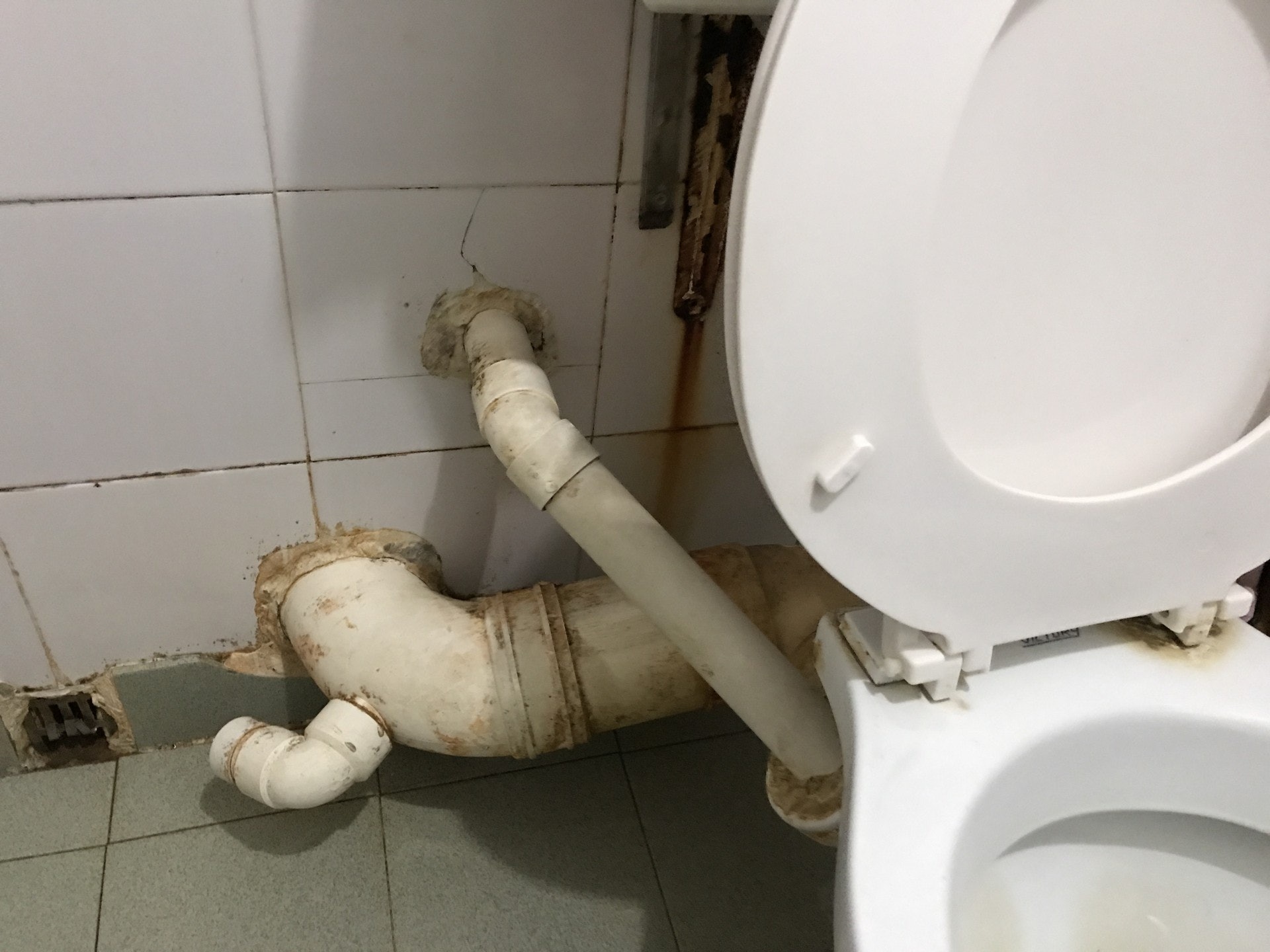 寶仁樓單位內有喉管接駁連接座廁的污水渠。(黃廸雯攝) 寶仁樓單位內有喉管接駁連接座廁的污水渠。(黃廸雯攝)