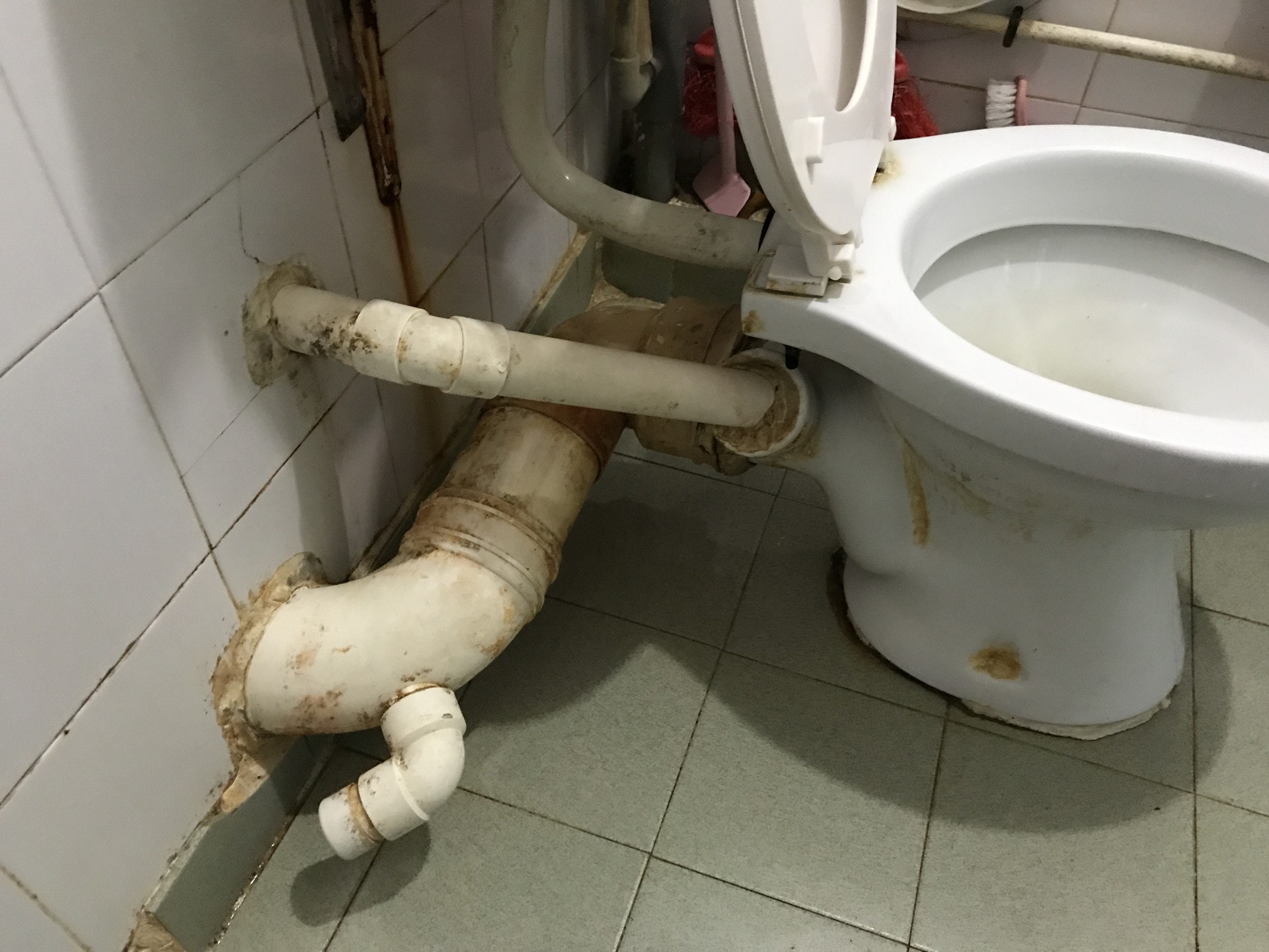 寶仁樓單位內有喉管接駁連接座廁的污水渠。(黃廸雯攝) 寶仁樓單位內有喉管接駁連接座廁的污水渠。(黃廸雯攝)
