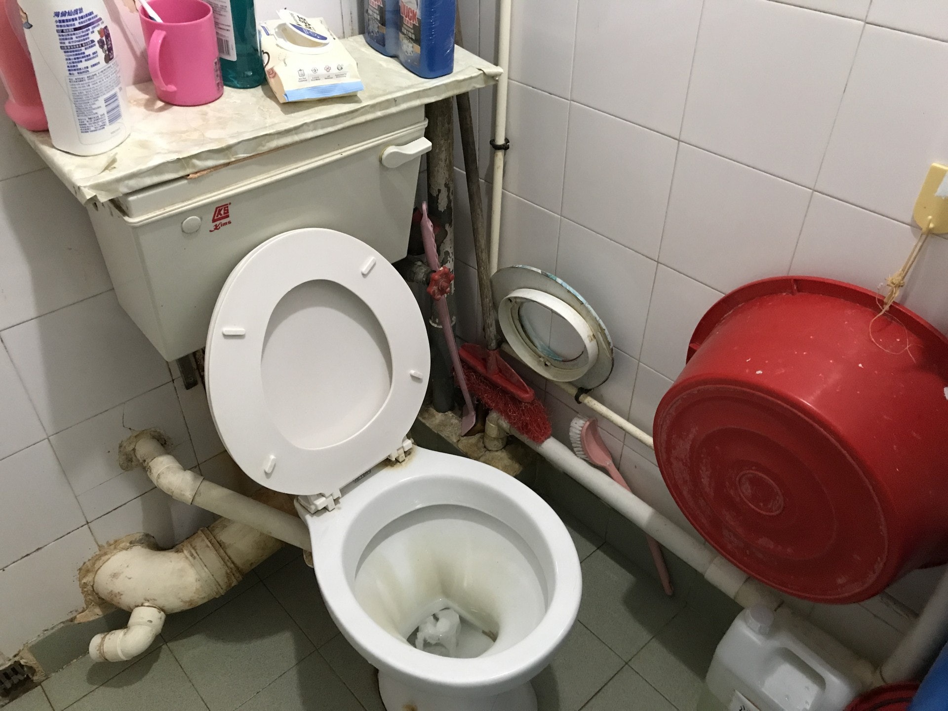 寶仁樓單位內有喉管接駁連接座廁的污水渠。(黃廸雯攝) 寶仁樓單位內有喉管接駁連接座廁的污水渠。(黃廸雯攝)