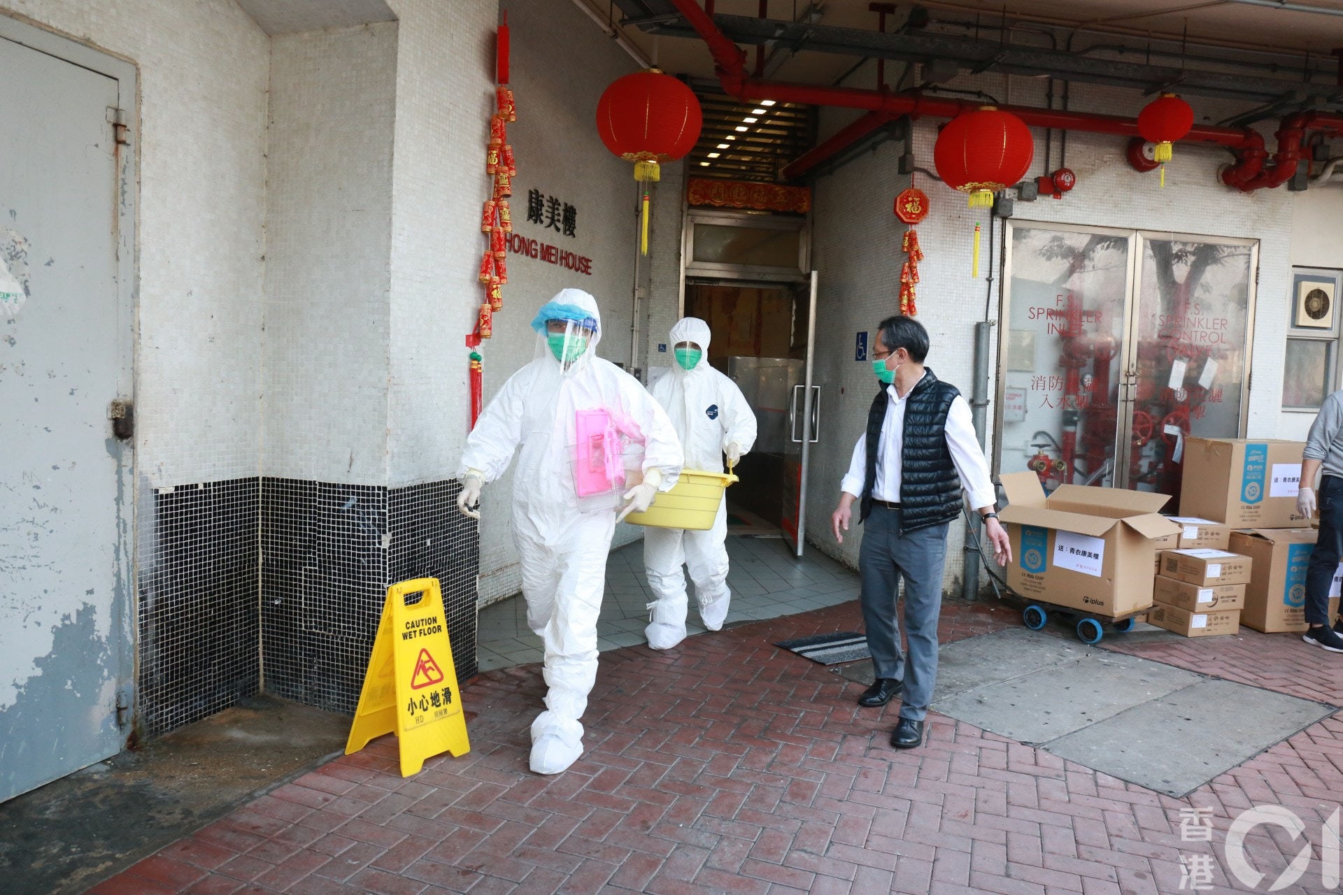 【長康邨康美樓】漁護署接走隔離人士的寵物。(林振華攝) 【長康邨康美樓】漁護署接走隔離人士的寵物。(林振華攝)