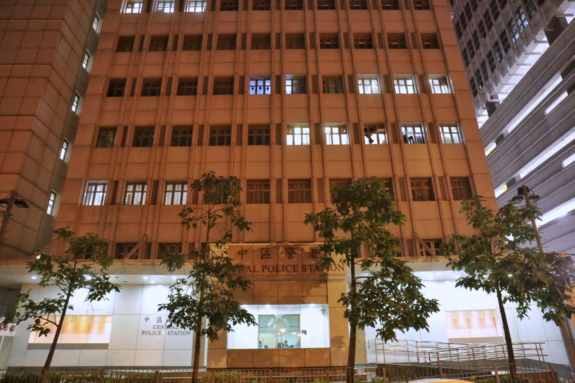 中環私家車失控自炒撞交通燈 揭26歲男司機吹爆波 涉醉駕被捕