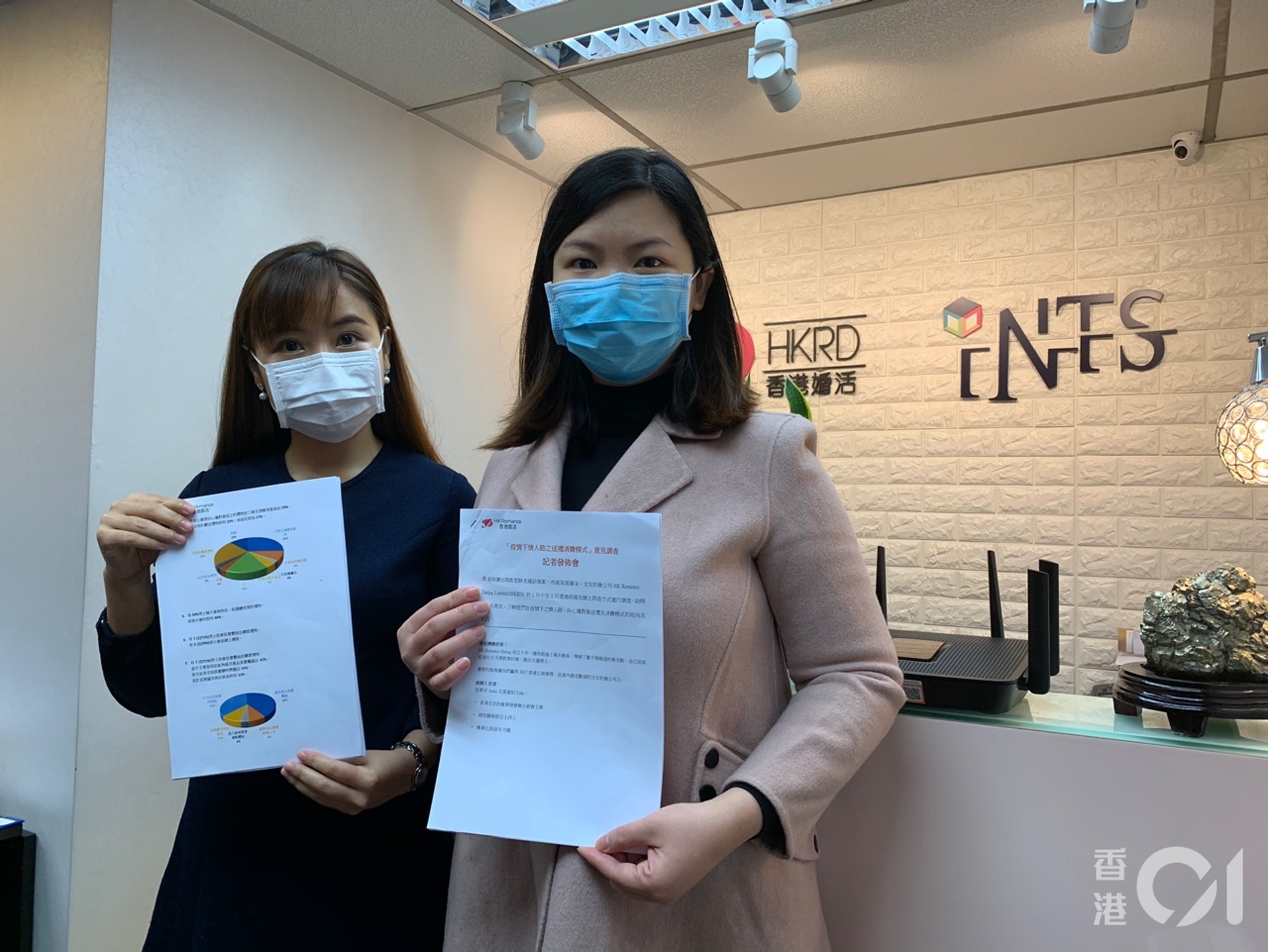 創辦人黃嘉如(左)呼籲為了吸引異性,不要「放棄自己」。(梁煥敏攝)