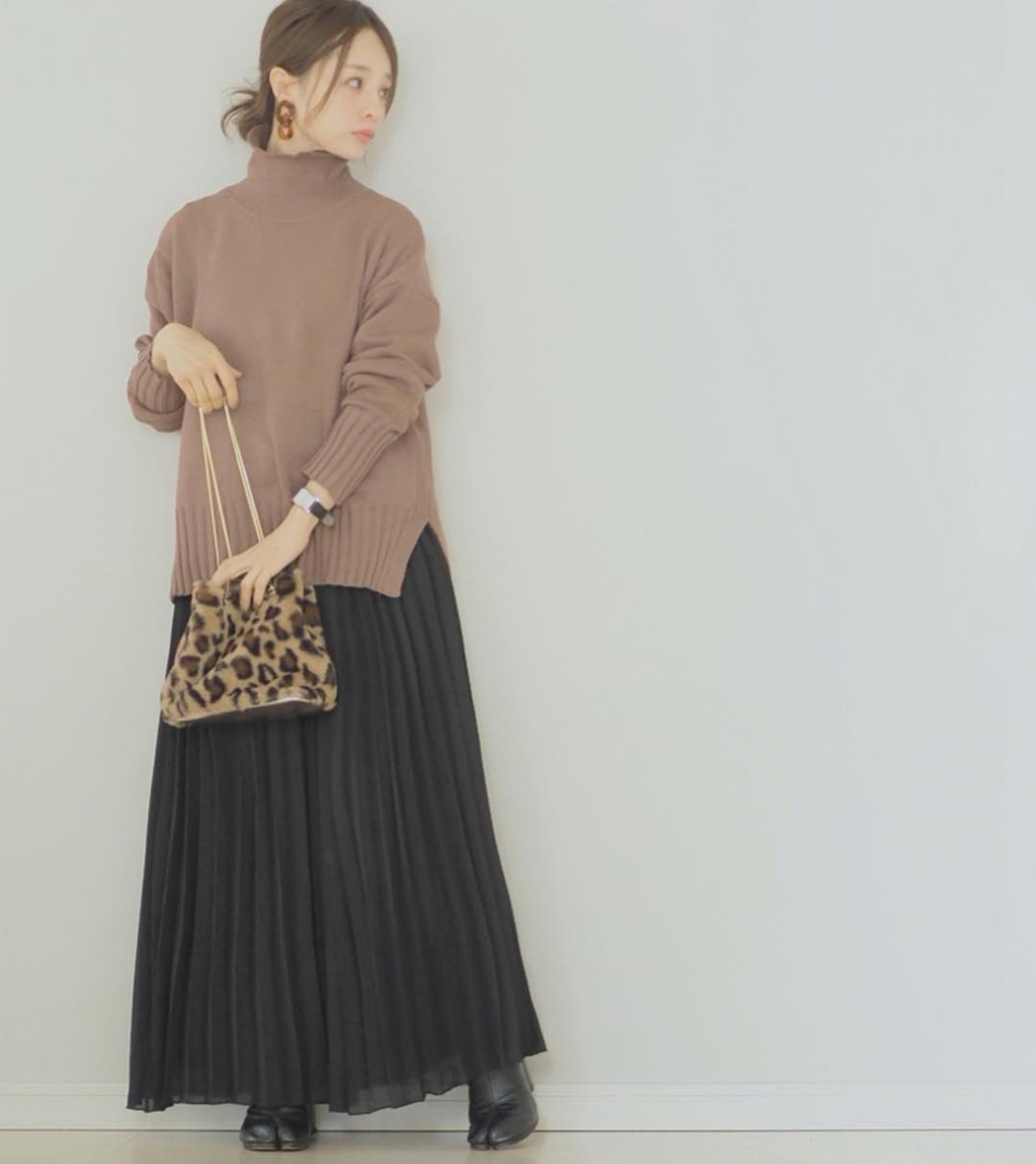 百褶裙是拉長身形很好的垂墜單品。(akiico@IG)