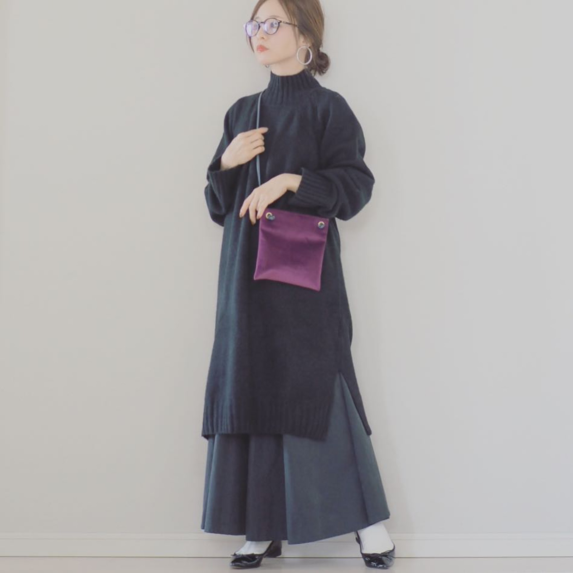 這種垂直又有硬度的長針織裙也是很好的垂墜單品。(akiico@IG)