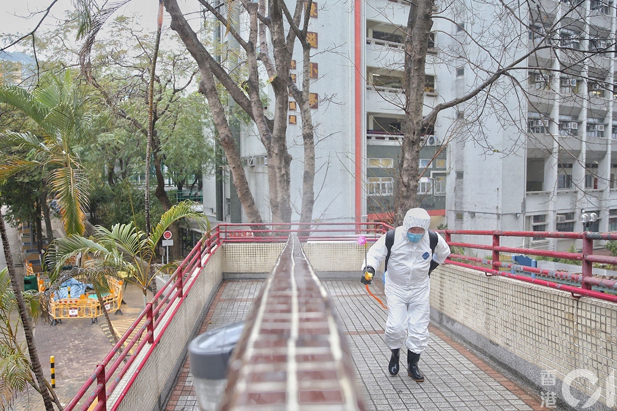 2月11日，當局加強在青衣長康邨康美樓清潔。（資料圖片／梁鵬威攝）