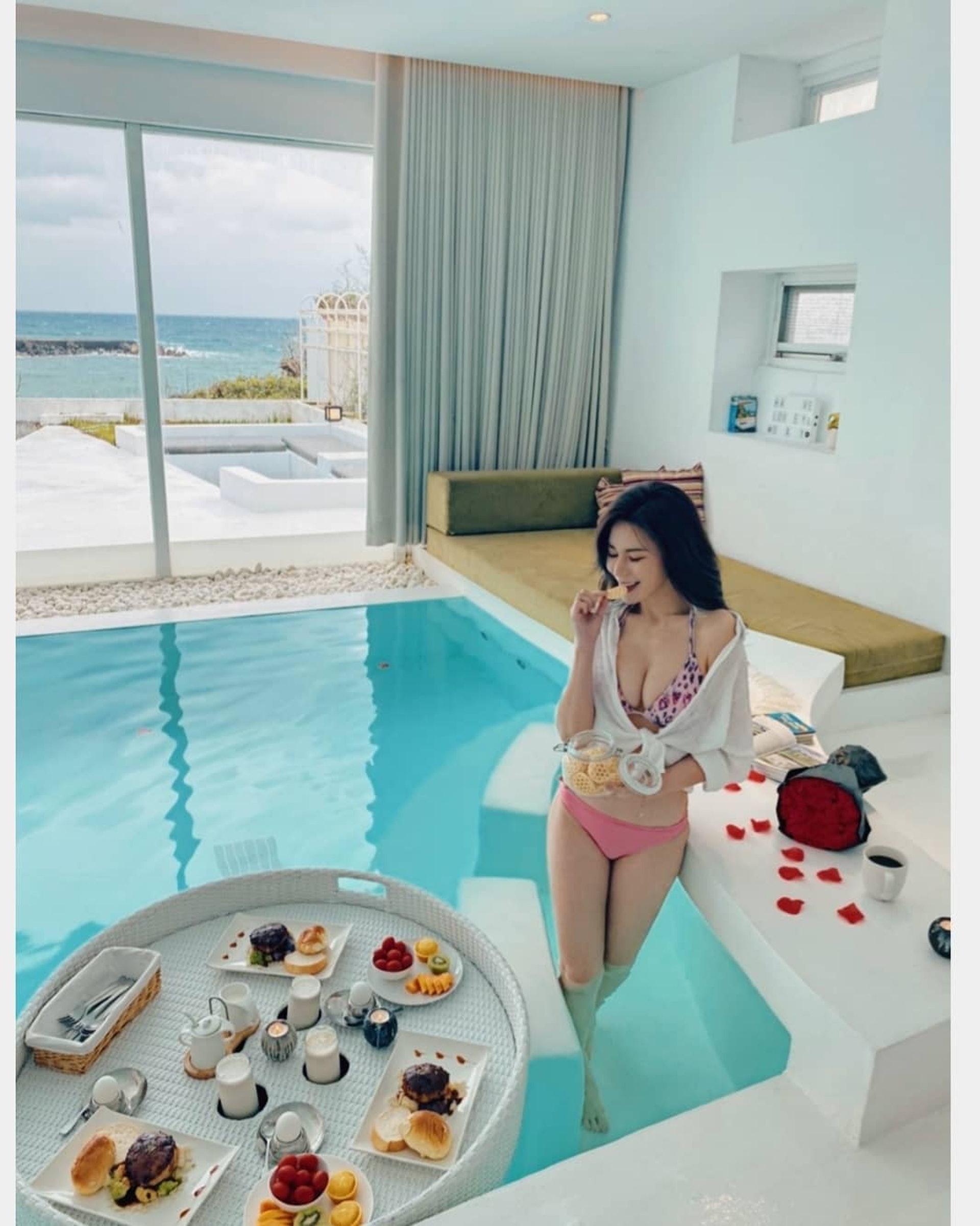 貝姬在墾丁民宿打卡自拍,見到客廳竟然有泳池。(貝姬IG圖片) 貝姬在墾丁民宿打卡自拍,見到客廳竟然有泳池。(貝姬IG圖片)