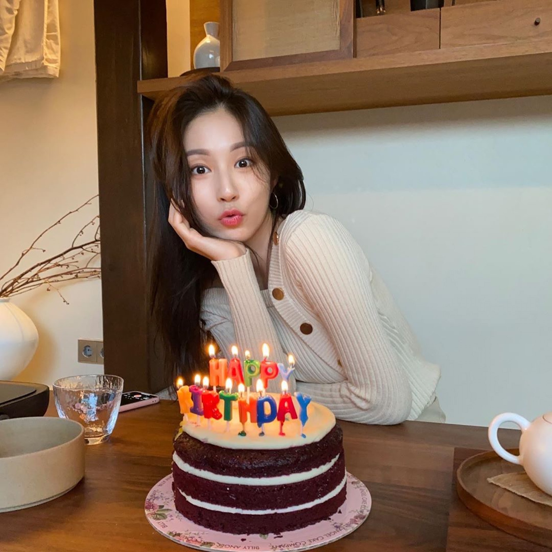 Bora Kim嘟起咀與生日蛋糕合照,相當可愛。(IG/@wanna_b) Bora Kim嘟起咀與生日蛋糕合照,相當可愛。(IG/@wanna_b)