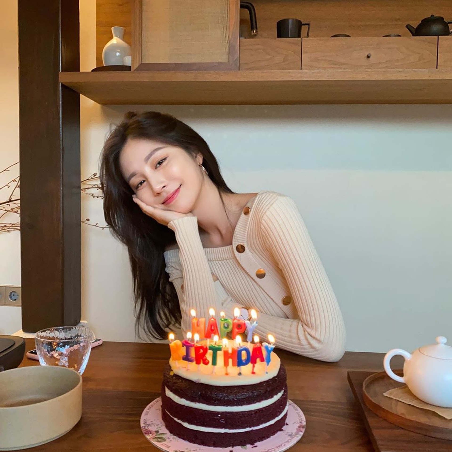 Bora Kim嘟起咀與生日蛋糕合照,相當可愛。(IG/@wanna_b) Bora Kim嘟起咀與生日蛋糕合照,相當可愛。(IG/@wanna_b)