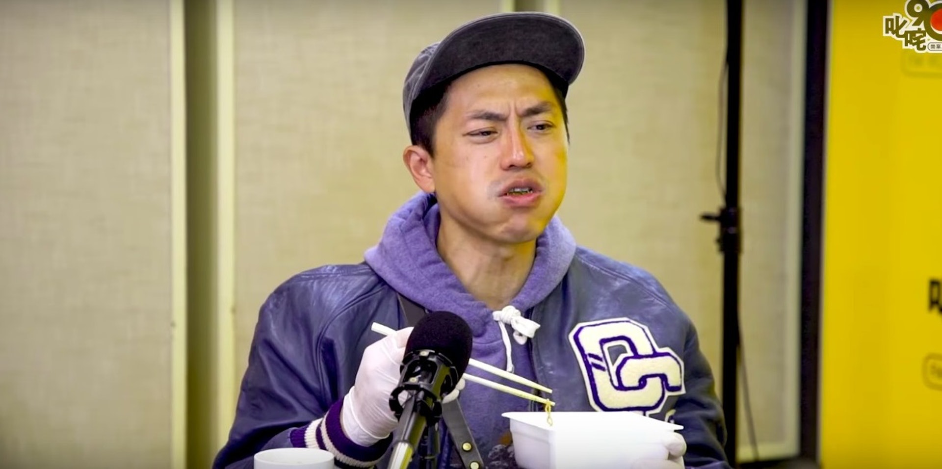 問男聽眾目前係咩,佢竟然話係「做到之後再打上嚟早霸王」,差啲激到三位主持噴血。(影片截圖) 問男聽眾目前係咩,佢竟然話係「做到之後再打上嚟早霸王」,差啲激到三位主持噴血。(影片截圖)