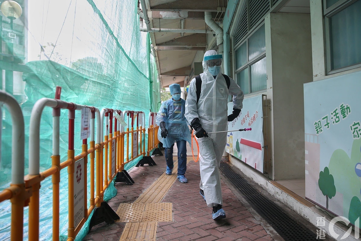 2月11日，當局加強在青衣長康邨康美樓清潔。（資料圖片／梁鵬威攝）