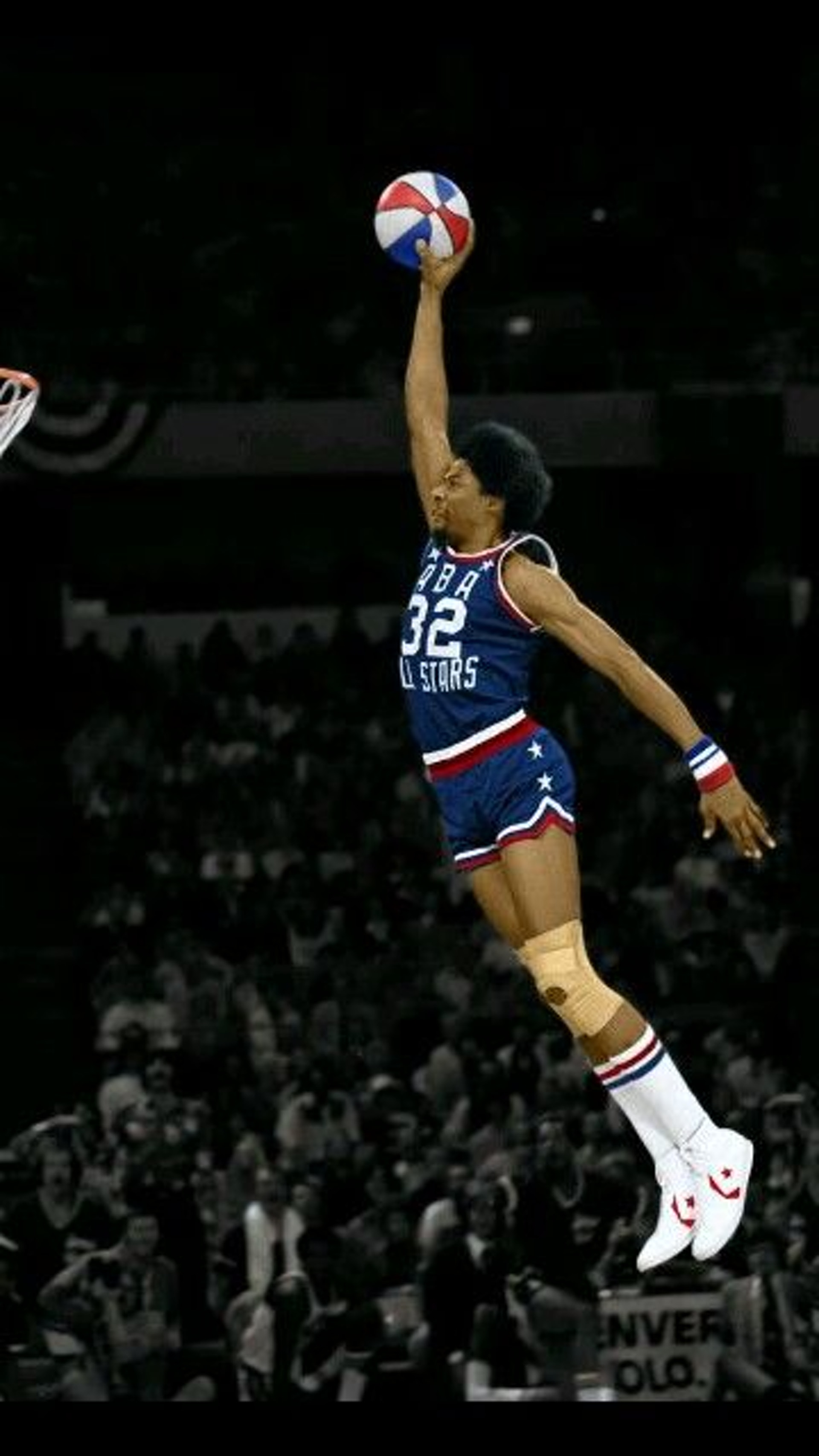 「J博士」(Julius Erving)順利奪得首屆入樽賽冠軍,當中他的罰球線起跳入樽更留名青史。(網上截圖) 「J博士」(Julius Erving)順利奪得首屆入樽賽冠軍,當中他的罰球線起跳入樽更留名青史。(網上截圖)
