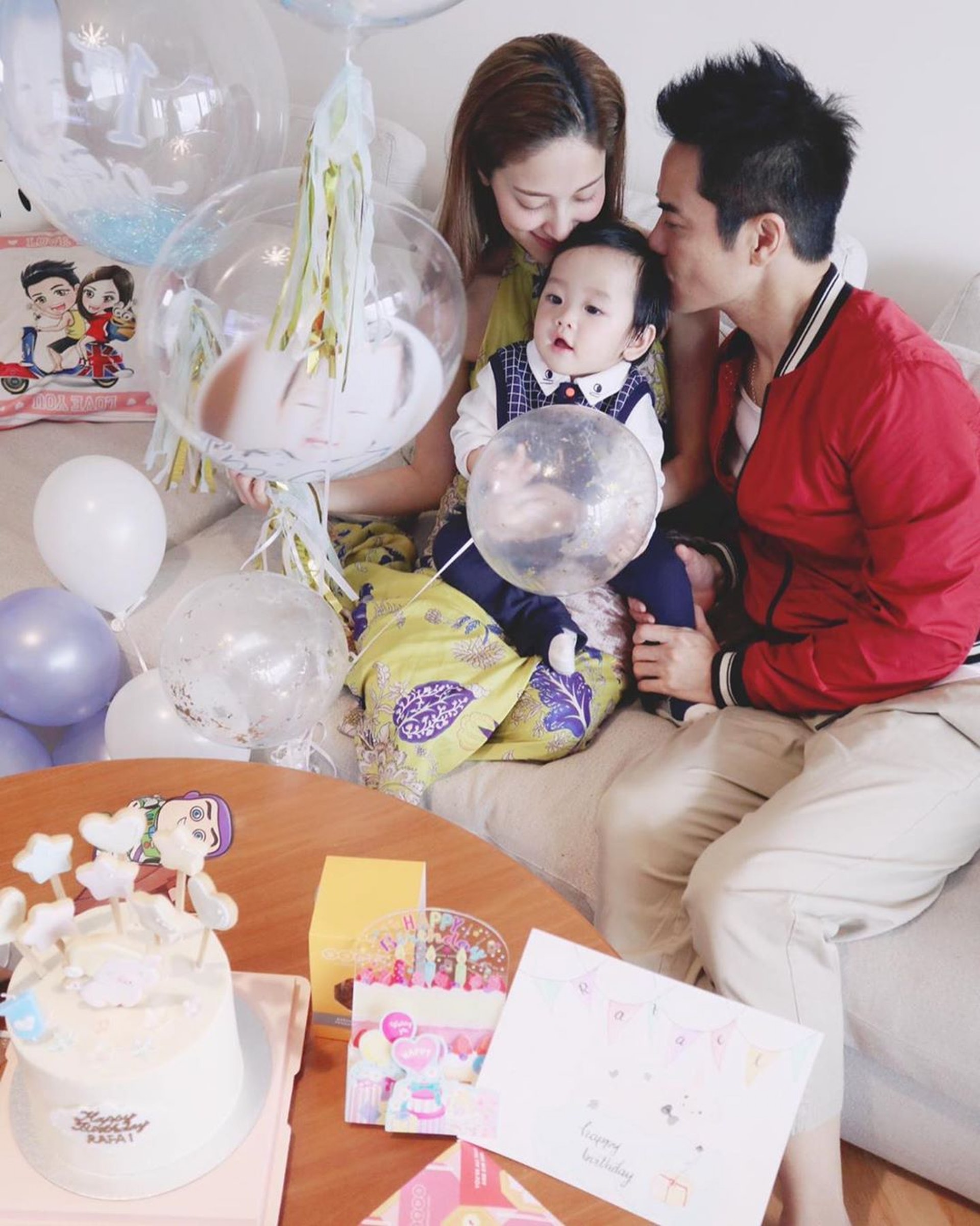 前日(14日)是Rafael的1歲生日,鄭嘉穎在IG Post出為囝囝慶祝生日的照片,一家三口好幸福。(IG@kevincheng_official) 前日(14日)是Rafael的1歲生日,鄭嘉穎在IG Post出為囝囝慶祝生日的照片,一家三口好幸福。(IG@kevincheng_official)