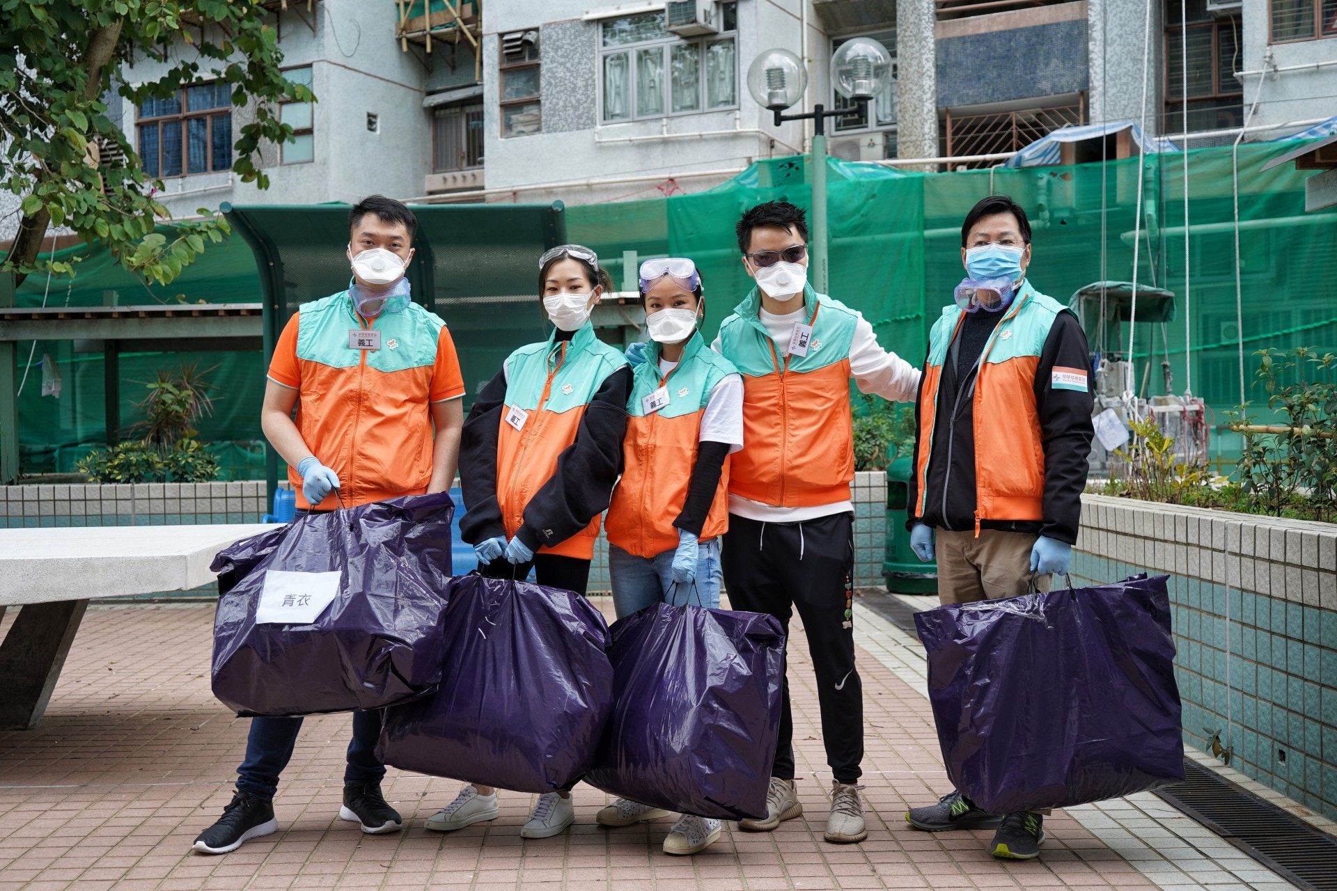 【武漢肺炎】榮華慈善基金口罩贈長康居民　住戶：唔駛撲得咁緊要