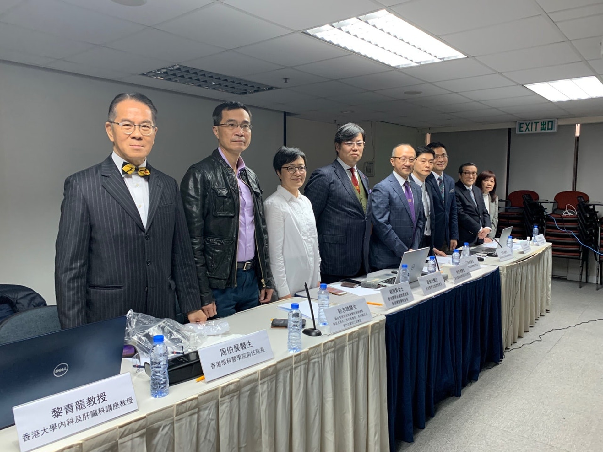 香港醫學組織聯會召開記者會,司徒永康(右二)稱,根據世衞標準,健康的人士毋須戴口罩。(資料圖片/張嘉敏攝) 香港醫學組織聯會召開記者會,司徒永康(右二)稱,根據世衞標準,健康的人士毋須戴口罩。(資料圖片/張嘉敏攝)