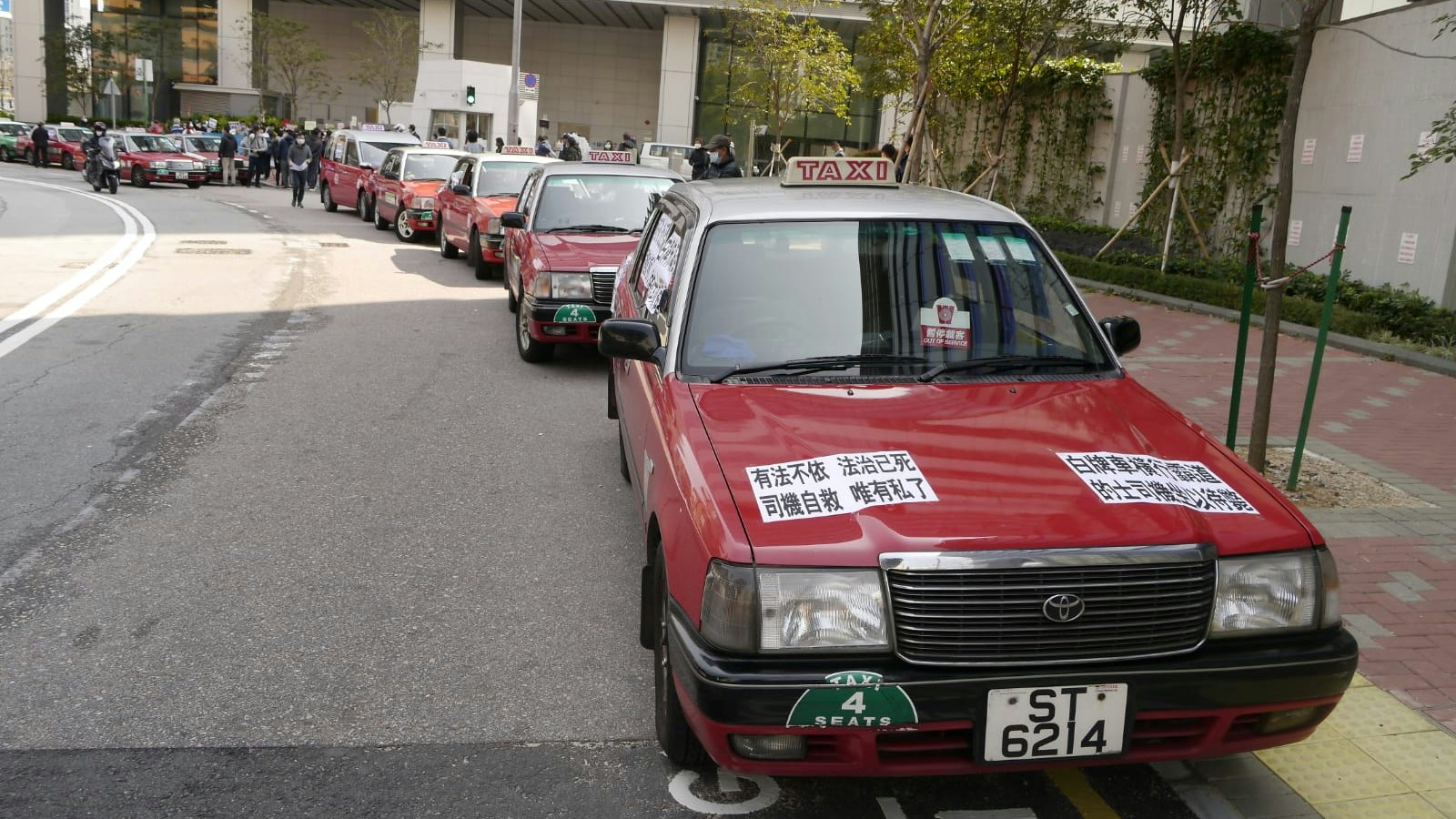 的士罷工|政府:將啟動檢視現行法例 更有效加強打擊白牌車 的士罷工|政府:將啟動檢視現行法例 更有效加強打擊白牌車