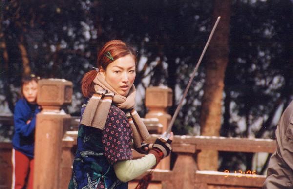 鄭秀文在電影《百年好合》中，飾演峨嵋派弟子，劍術通神。（劇照）
