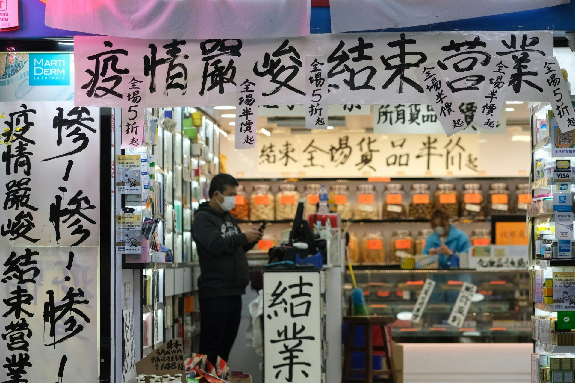 旅發局透露,期望「救亡行動」於5月正式開始,初期非以大型活動吸引,望先刺激港人消費再吸引外地人再訪港。(資料圖片) 旅發局透露,期望「救亡行動」於5月正式開始,初期非以大型活動吸引,望先刺激港人消費再吸引外地人再訪港。(資料圖片)