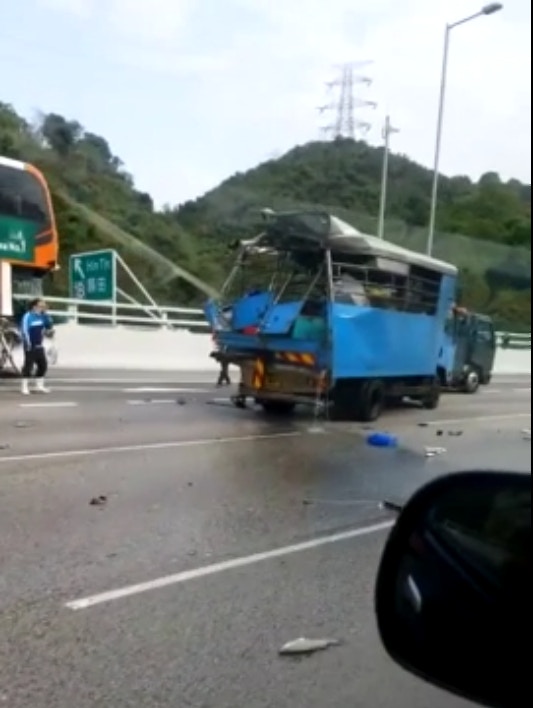 青沙公路運魚車與兩車相撞鮮魚散滿公路