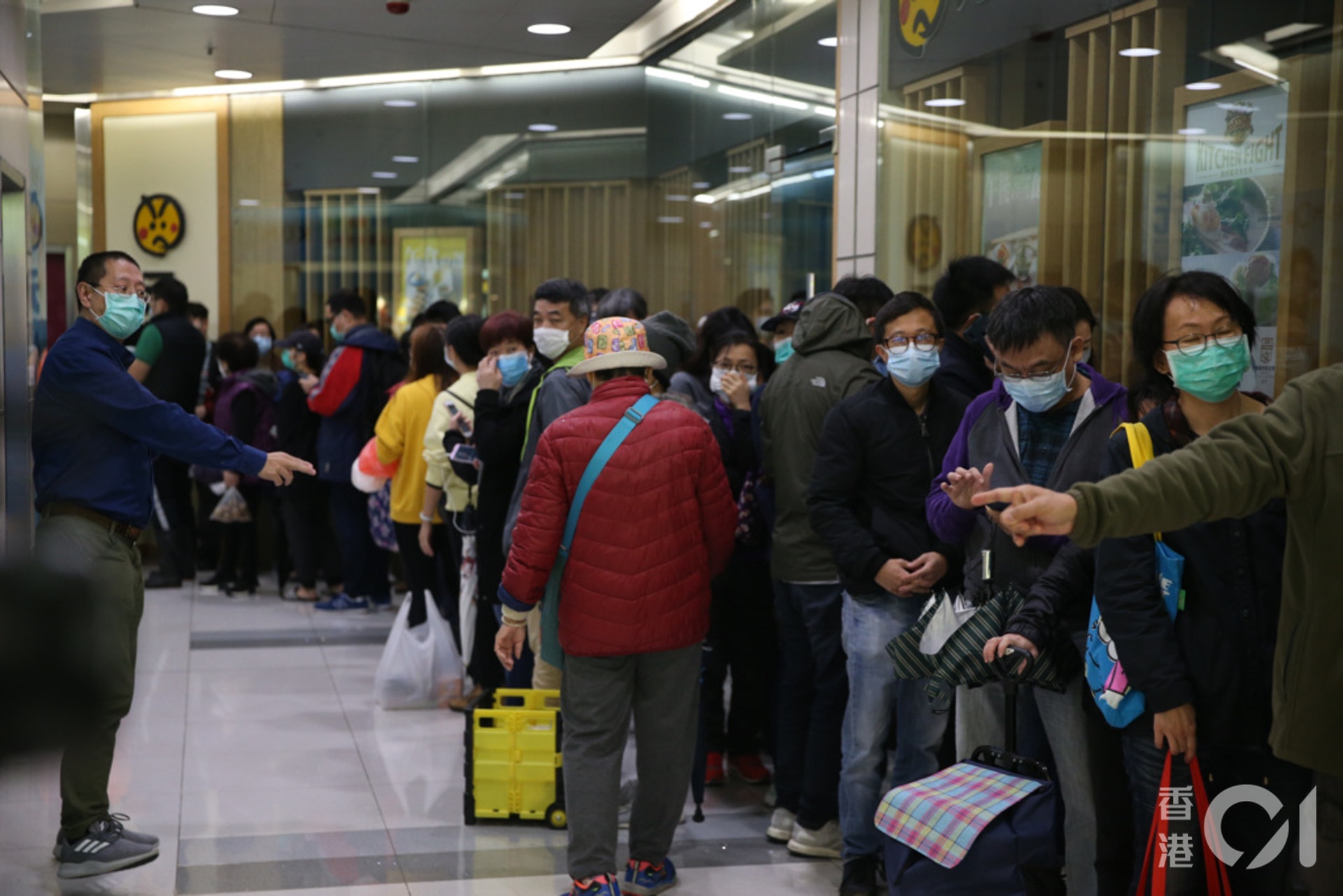 【疫下香港】肺炎疫情下，口罩短缺，每逢商戶售賣口罩都有大批人排隊，甚至要通宵等候。（梁鵬威攝）