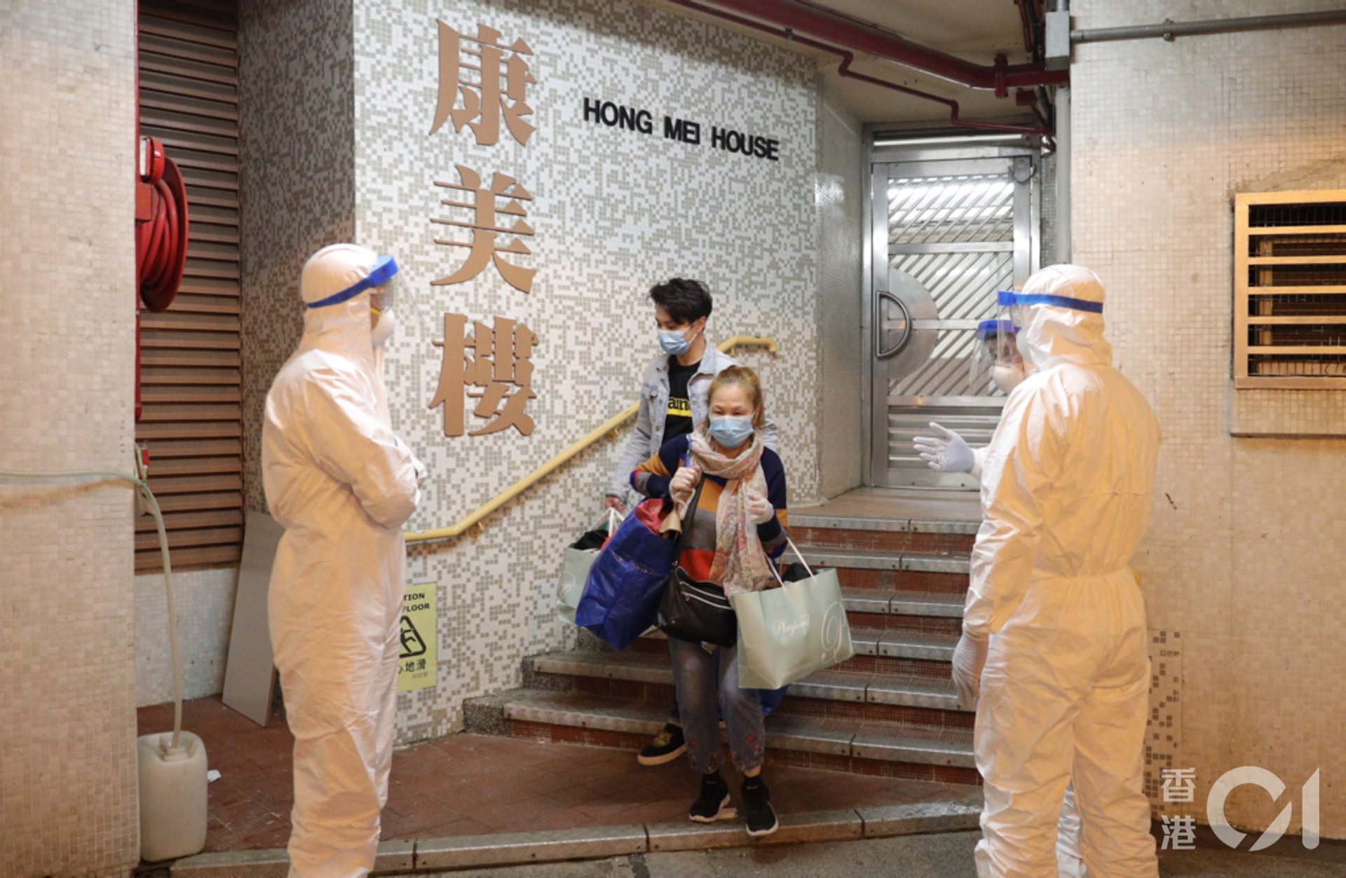 【疫下香港】青衣長康邨康美樓，有兩個同座向的住戶感染，當局緊急撤離居民，發現有用戶改裝喉管，令病毒傳播。（余俊亮攝）
