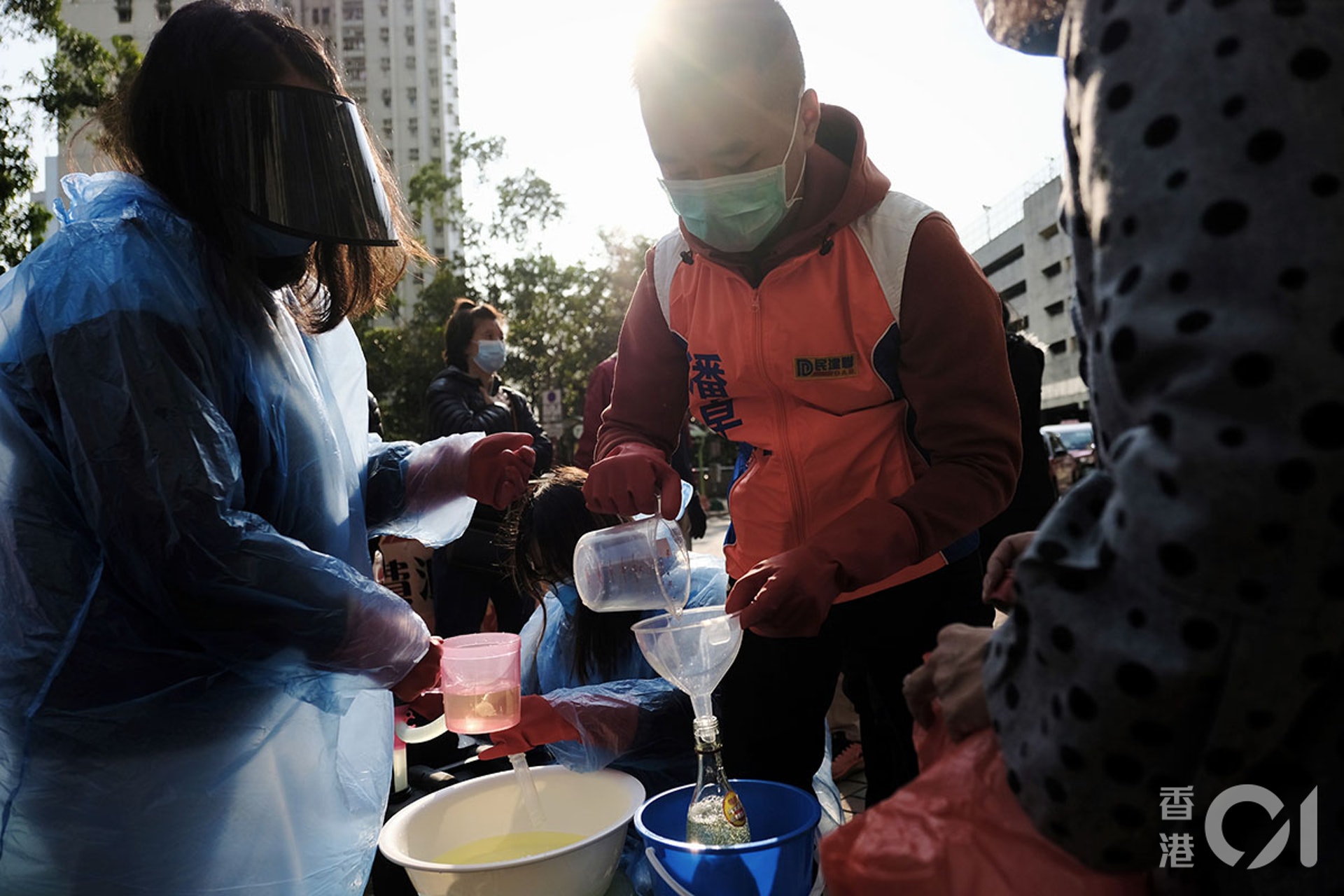 【疫下香港】消毒用品被搶購一空，有團體就分裝漂白水、酒精予市民。（歐嘉樂攝）