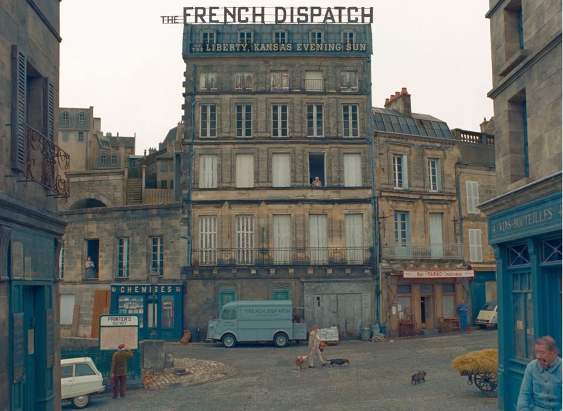 《The French Dispatch》是一間在法國經營的美國報社。(《The French Dispatch》劇照) 《The French Dispatch》是一間在法國經營的美國報社。(《The French Dispatch》劇照)