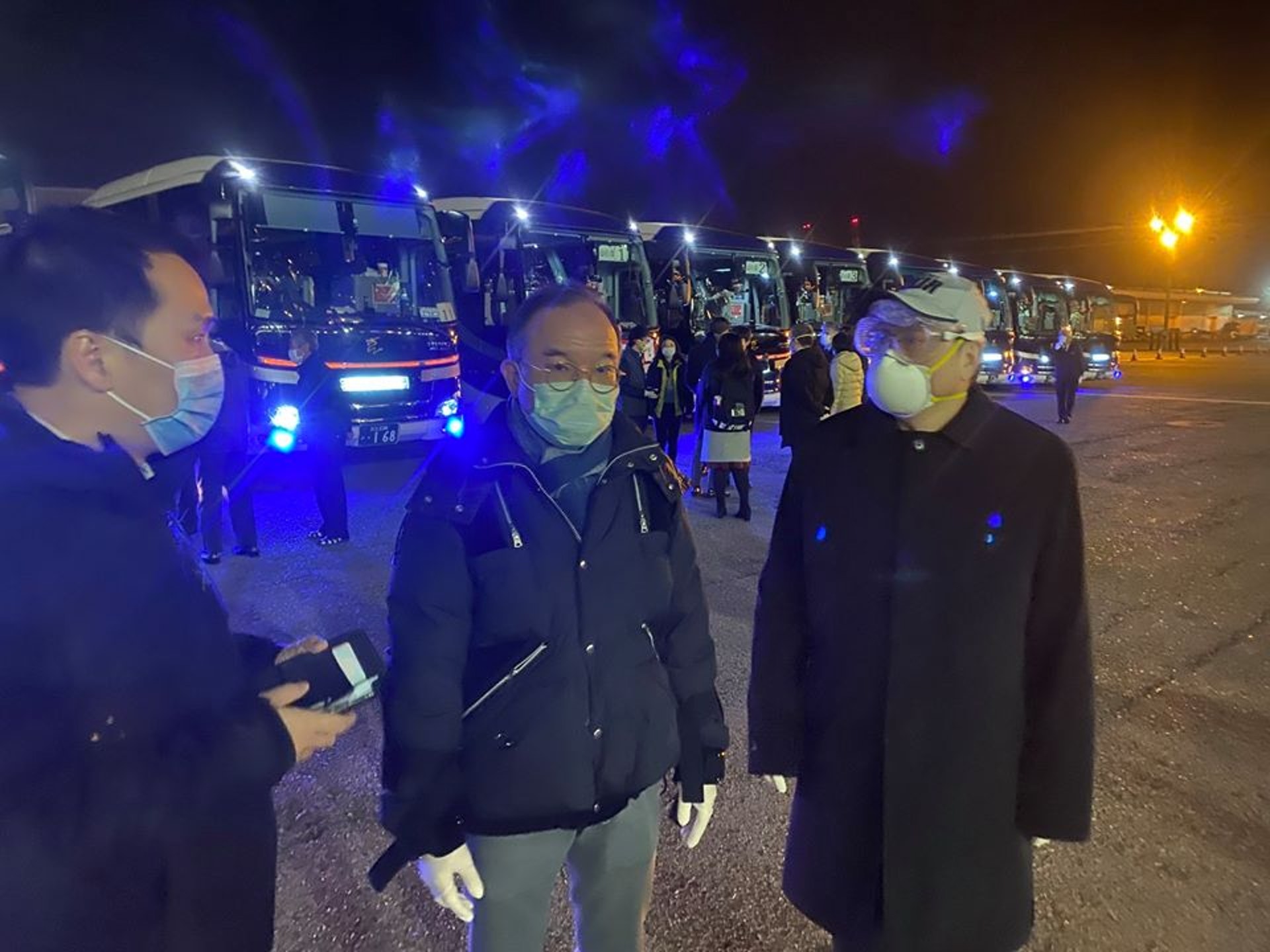 武漢肺炎 外交部載鑽石公主號港人旅巴橫額 走 咱們回家 武漢肺炎 外交部載鑽石公主號港人旅巴橫額 走 咱們回家