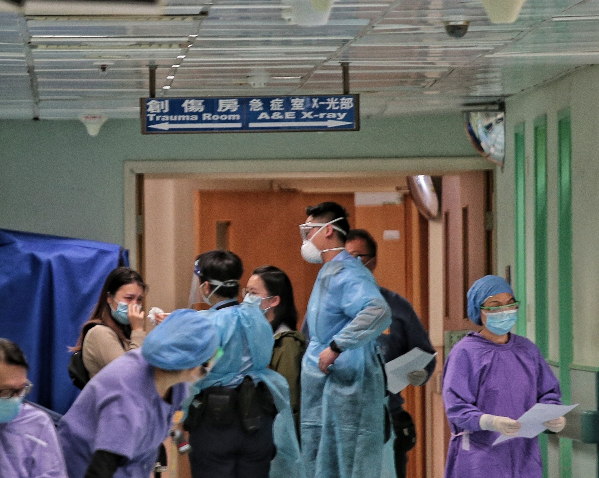 蝴蝶邨4歲女童墮樓重傷，送院搶救後證實身亡。女童的母親驚悉噩耗趕往醫院了解，悲慟痛哭。（余睿菁攝）