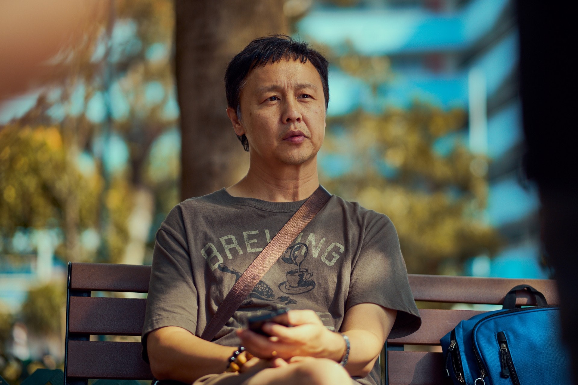 鄭敬基在《日照太短》單元裏飾演父親阿鴻,劇中他面對妻子懷孕、家庭開支的壓力,演繹角色時甚考功夫。(香港電台提供) 鄭敬基在《日照太短》單元裏飾演父親阿鴻,劇中他面對妻子懷孕、家庭開支的壓力,演繹角色時甚考功夫。(香港電台提供)