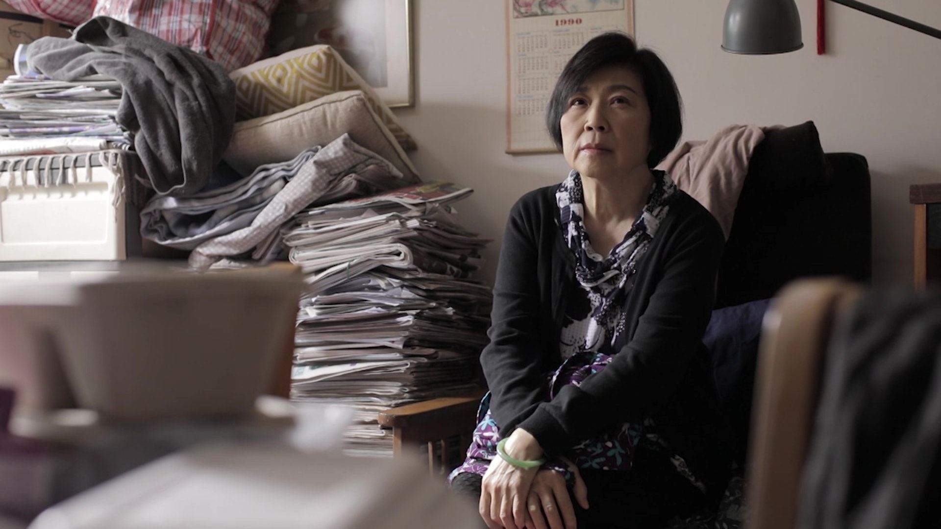 由吳浣儀主演的單元《鶼鰈》,她飾演阿帶,與丈夫何伯(麥洛新飾)是老夫老妻,這是他們繼《歲月不忘情 ── 花團錦簇》後再演夫妻,相信演繹角色時更有默契。(香港電台提供) 由吳浣儀主演的單元《鶼鰈》,她飾演阿帶,與丈夫何伯(麥洛新飾)是老夫老妻,這是他們繼《歲月不忘情 ── 花團錦簇》後再演夫妻,相信演繹角色時更有默契。(香港電台提供)