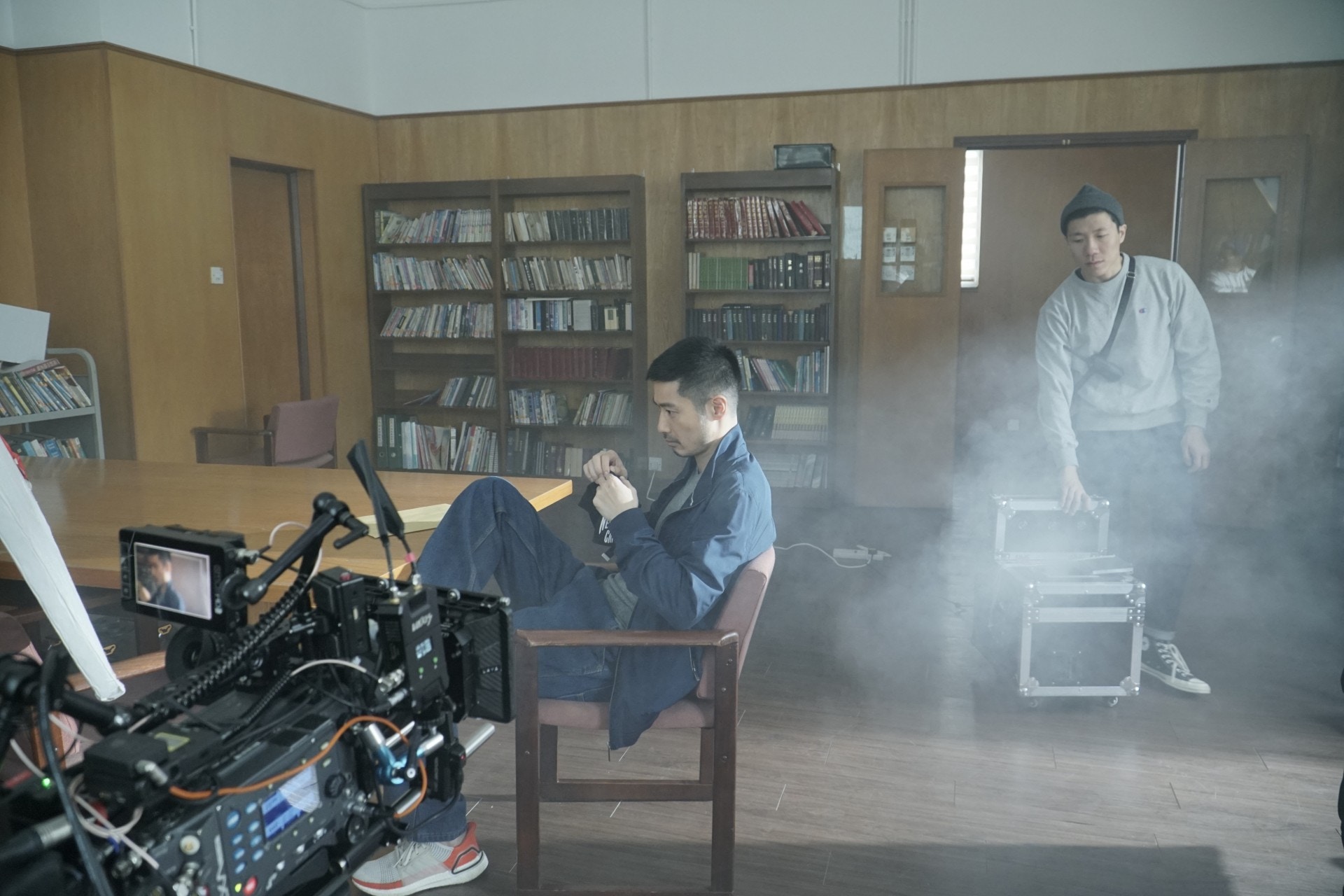 王宗堯在《最後決定》單元中飾演私家偵探盛哥，他接到一單生意，需要尋找失蹤老人松叔，但在偵查過程中，盛哥漸漸發現松叔與自己的經歷有點相似，喚起了自己同樣作為照顧者的辛酸。（香港電台提供）