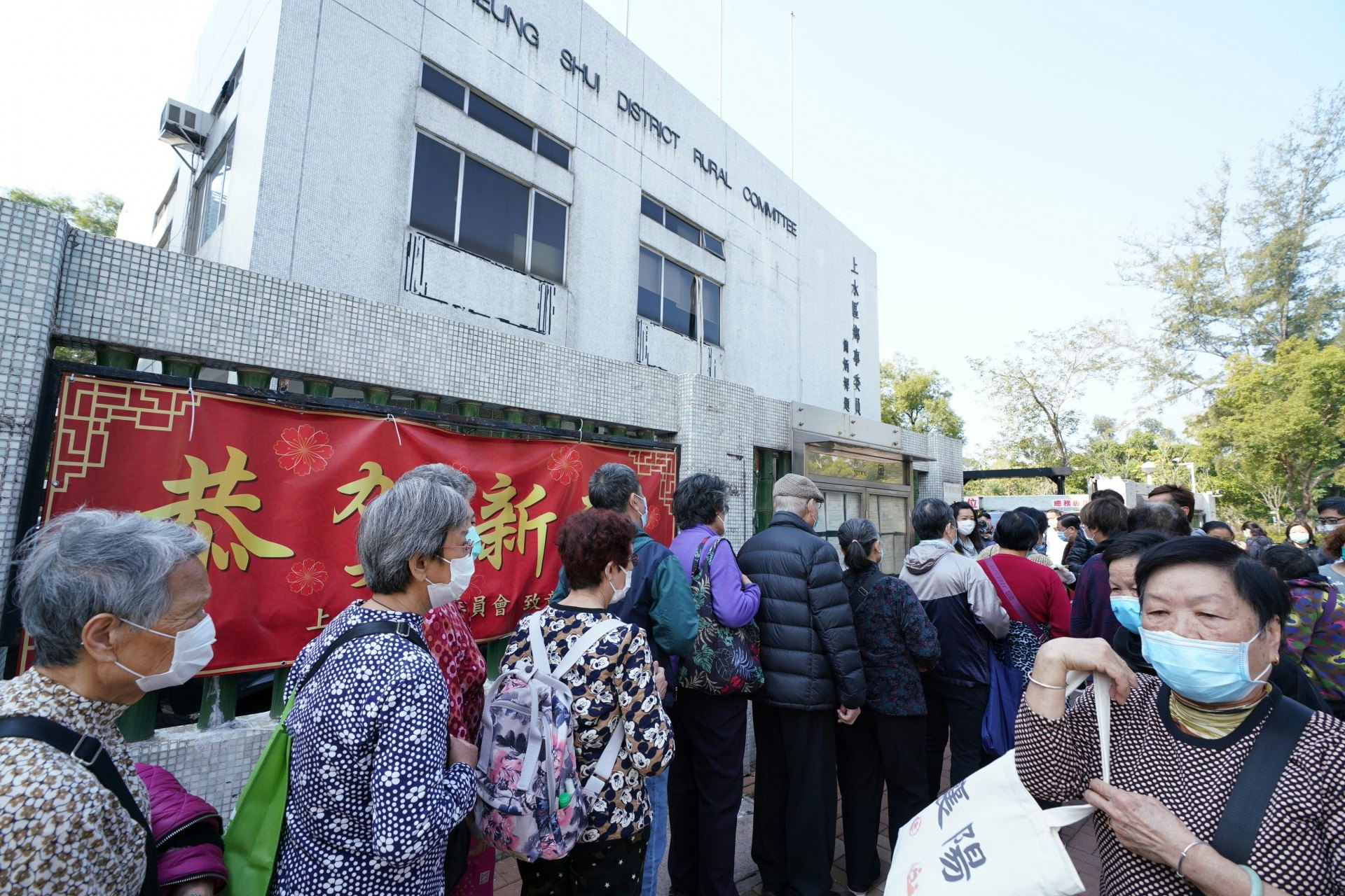 侯志強今日(22日)在上水區鄉事委員會向市民派發超過三萬個口罩,吸引大批市民領取。(高仲明攝) 侯志強今日(22日)在上水區鄉事委員會向市民派發超過三萬個口罩,吸引大批市民領取。(高仲明攝)