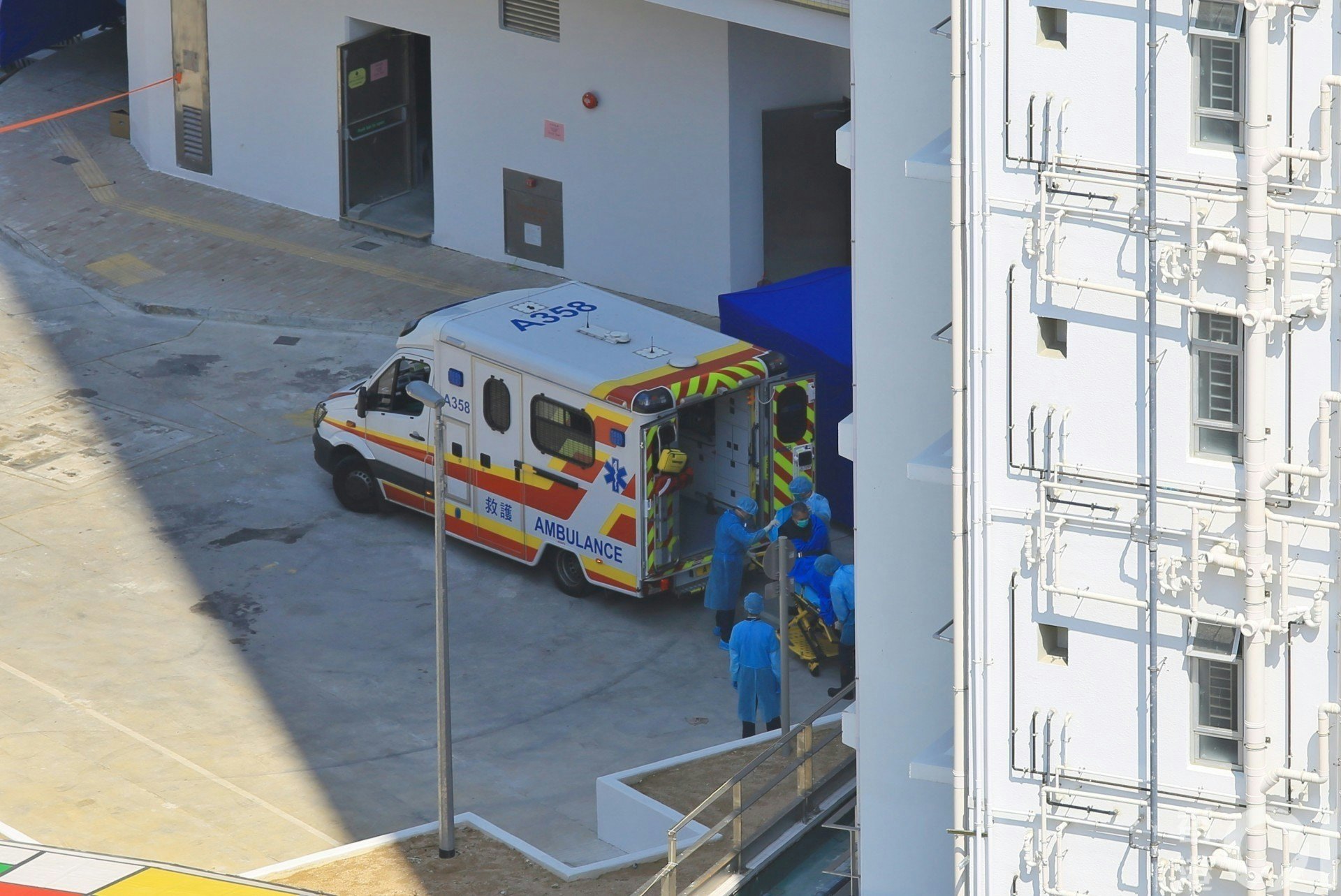 2月22日,救護車到駿洋邨檢疫中心接走一名68歲男子至伊利沙伯醫院。(鄧栢良攝) 2月22日,救護車到駿洋邨檢疫中心接走一名68歲男子至伊利沙伯醫院。(鄧栢良攝)