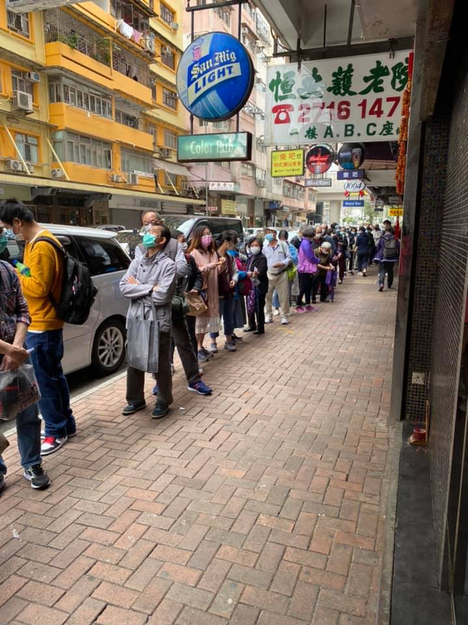 太子一間酒吧今日向區內有需要人士派發口罩,反應熱烈。(Color Pub fb圖片) 太子一間酒吧今日向區內有需要人士派發口罩,反應熱烈。(Color Pub fb圖片)