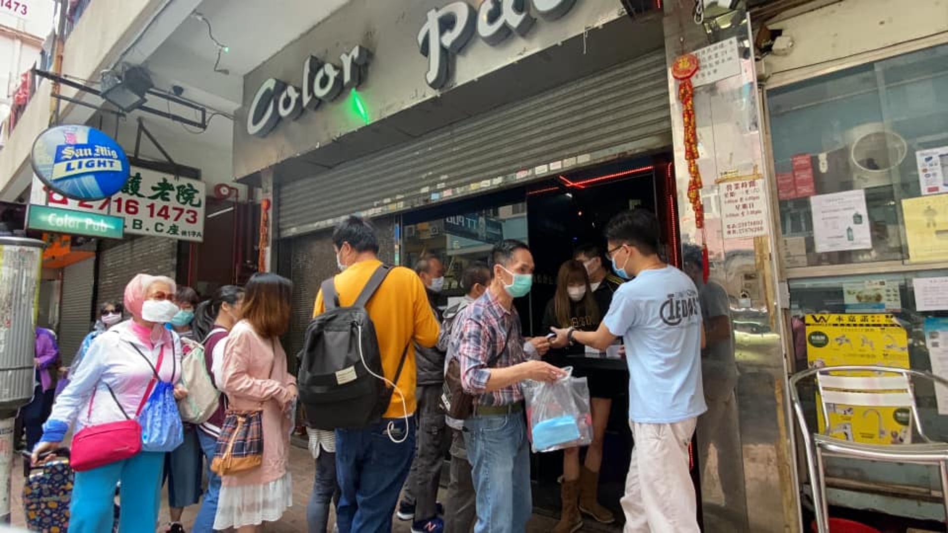 太子一間酒吧今日向區內有需要人士派發口罩,反應熱烈。(Color Pub fb圖片) 太子一間酒吧今日向區內有需要人士派發口罩,反應熱烈。(Color Pub fb圖片)