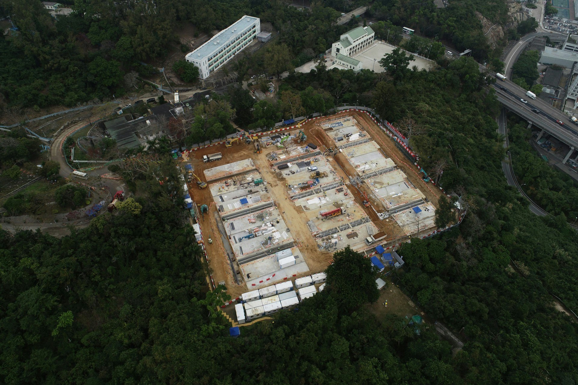 【港版火神山】鯉魚門公園足球場的位置,為「香港緊急防疫隔離中心site B」,正在進行地基工程。(資料圖片) 【港版火神山】鯉魚門公園足球場的位置,為「香港緊急防疫隔離中心site B」,正在進行地基工程。(資料圖片)