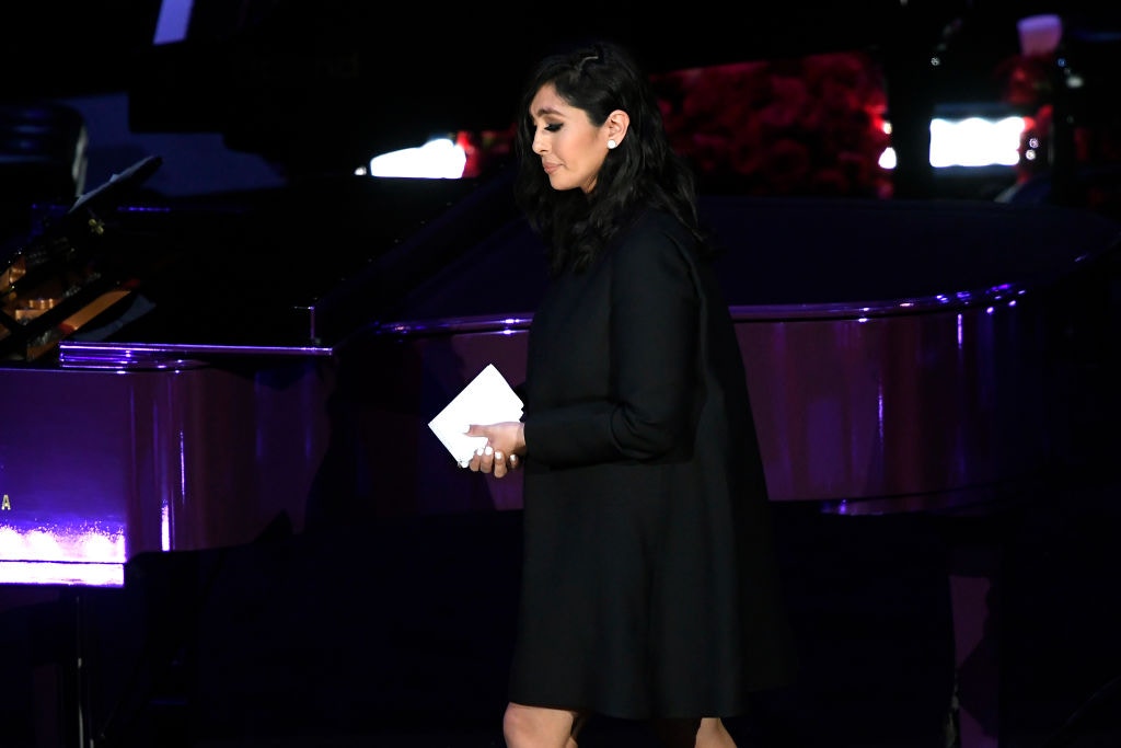 高比拜仁追思會：Vanessa強忍淚水，跟丈夫高比與女兒Gianna告別。（Getty Images）